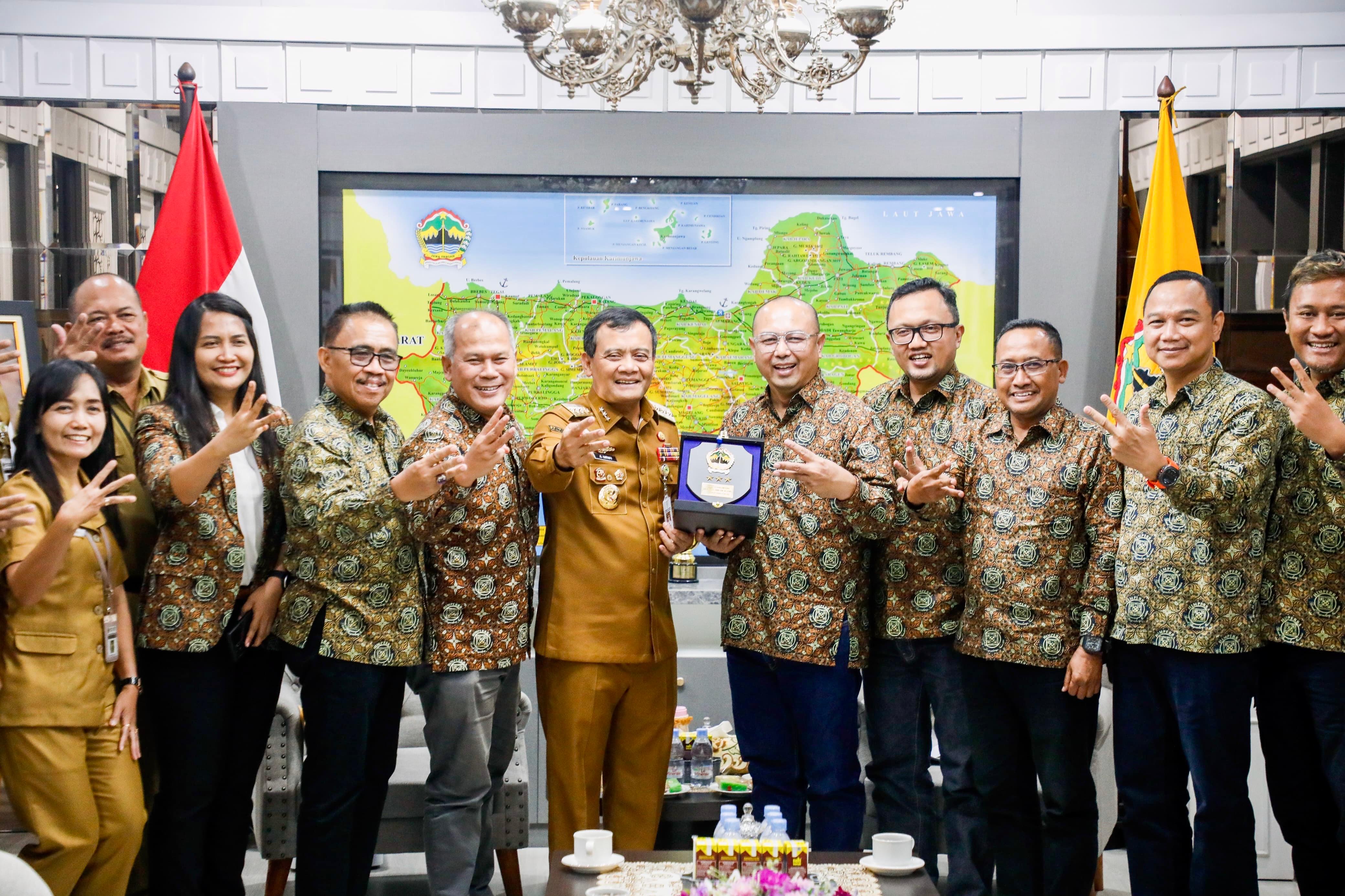 BAHAS PERUMAHAN : DPD Himperra Jawa Tengah melakukan audiensi dengan Gubernur Jawa Tengah di ruang kerjanya, Senin 15 September 2025.