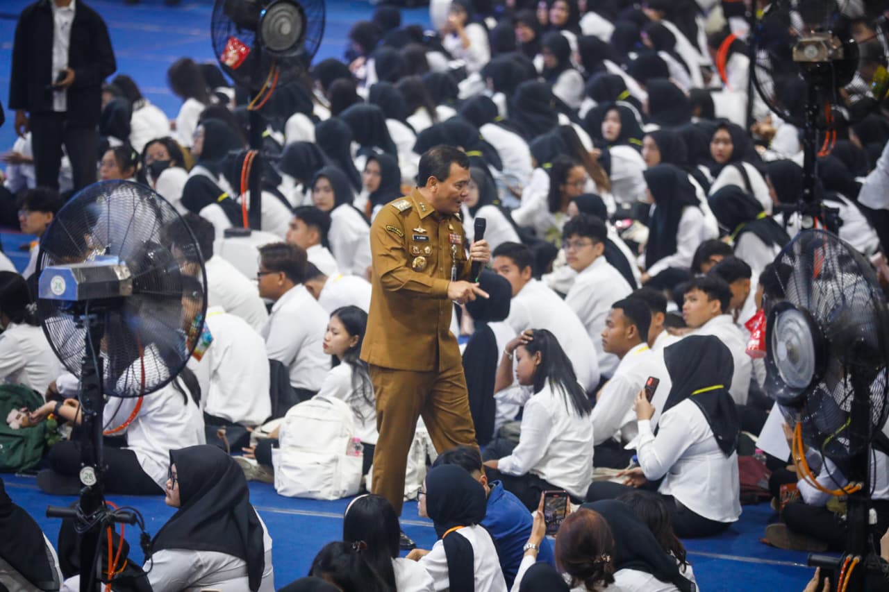 BERI MOTIVASI MAHASISWA : Gubernur Jateng Ahmad Luthfi dalam acara Pengenalan Akademik dan Kegiatan Mahasiswa (Pakem) USM, Senin, 15 September 2025.