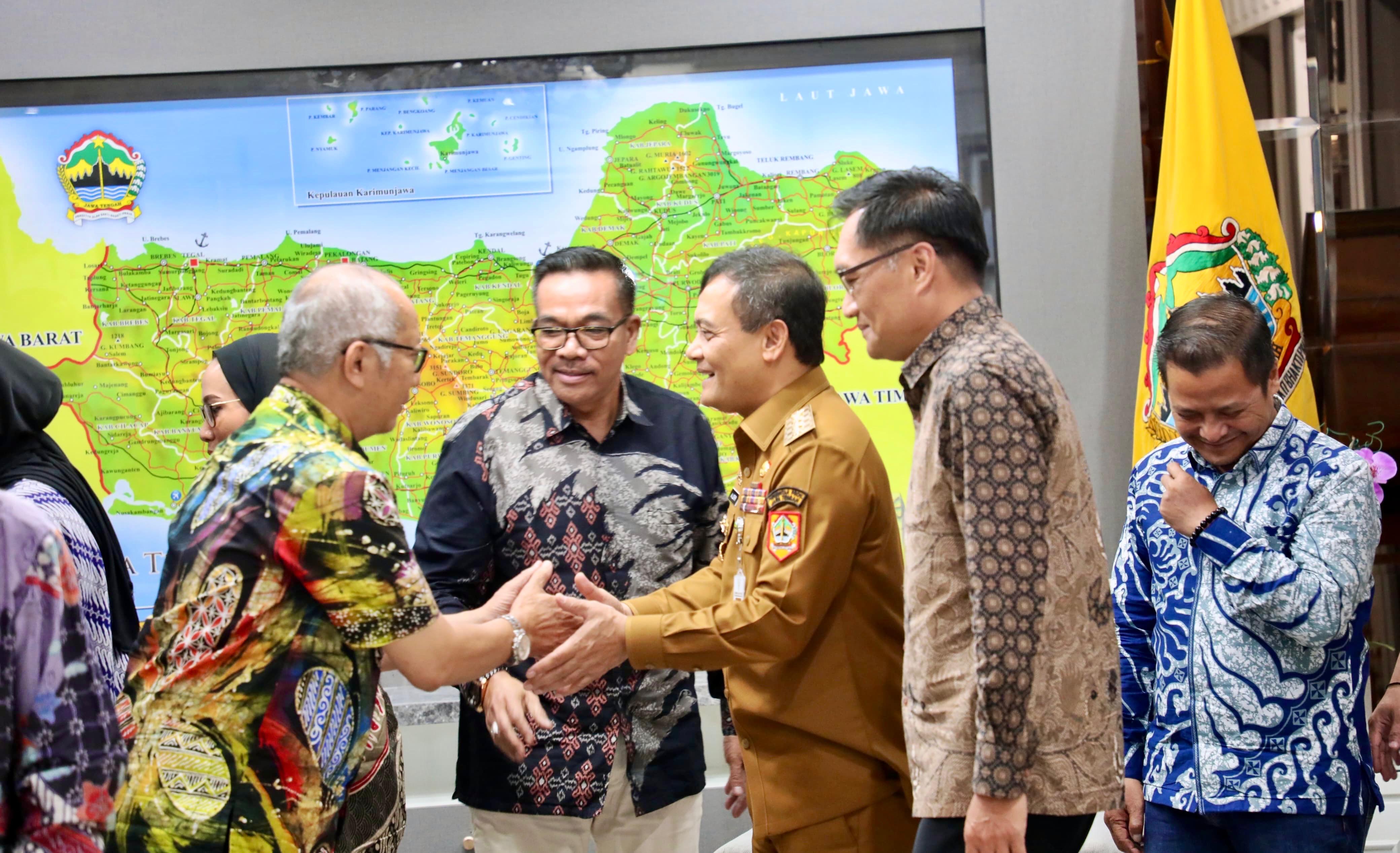 AUDIENSI : Ketua Umum APKB Iwa Koswara bersama pengurus jajaran pengurus silaturrahmi dengan Gubernur Jateng Ahmad Luthfi di Kantor Gubernur Jateng, Senin, 15 September 2025.