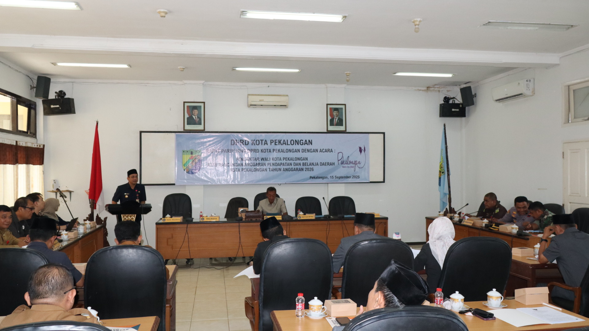 BACAKAN PAPARAN - Wali Kota Pekalongan, HA Afzan Arslan Djunaid saat membacakan pengantar nota keuangan APBD 2026, pada Rapat paripurna DPRD Kota Pekalongan pada Senin (15/9/2025) di Gedung Diklat.