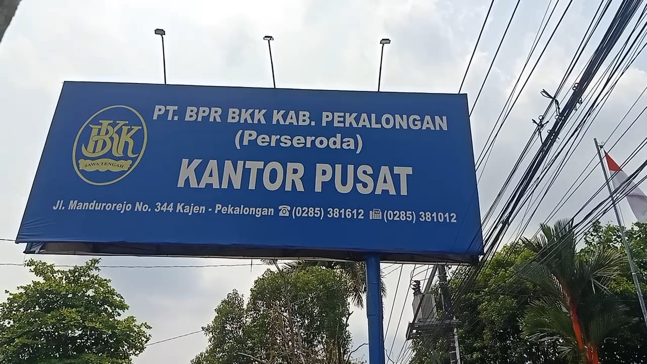 Plang Kantor Pusat PT. BPR BKK Kabupaten Pekalongan.