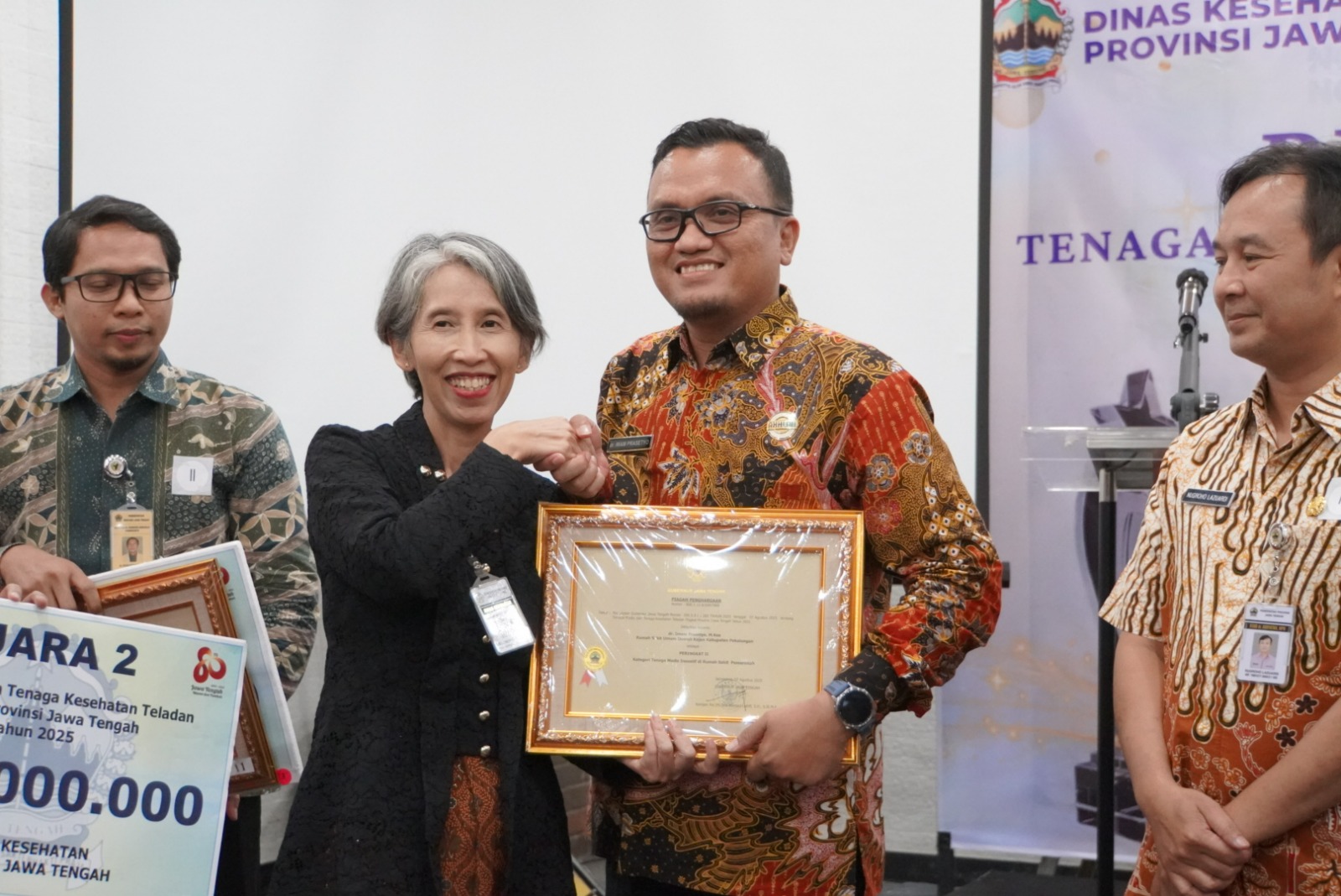 PENGHARGAAN: Direktur RSUD Kajen dr. Imam Prasetyo saat menerima penghargaan sebagai tenaga medis teladan dari Kepala Dinkes Provinsi Jateng.