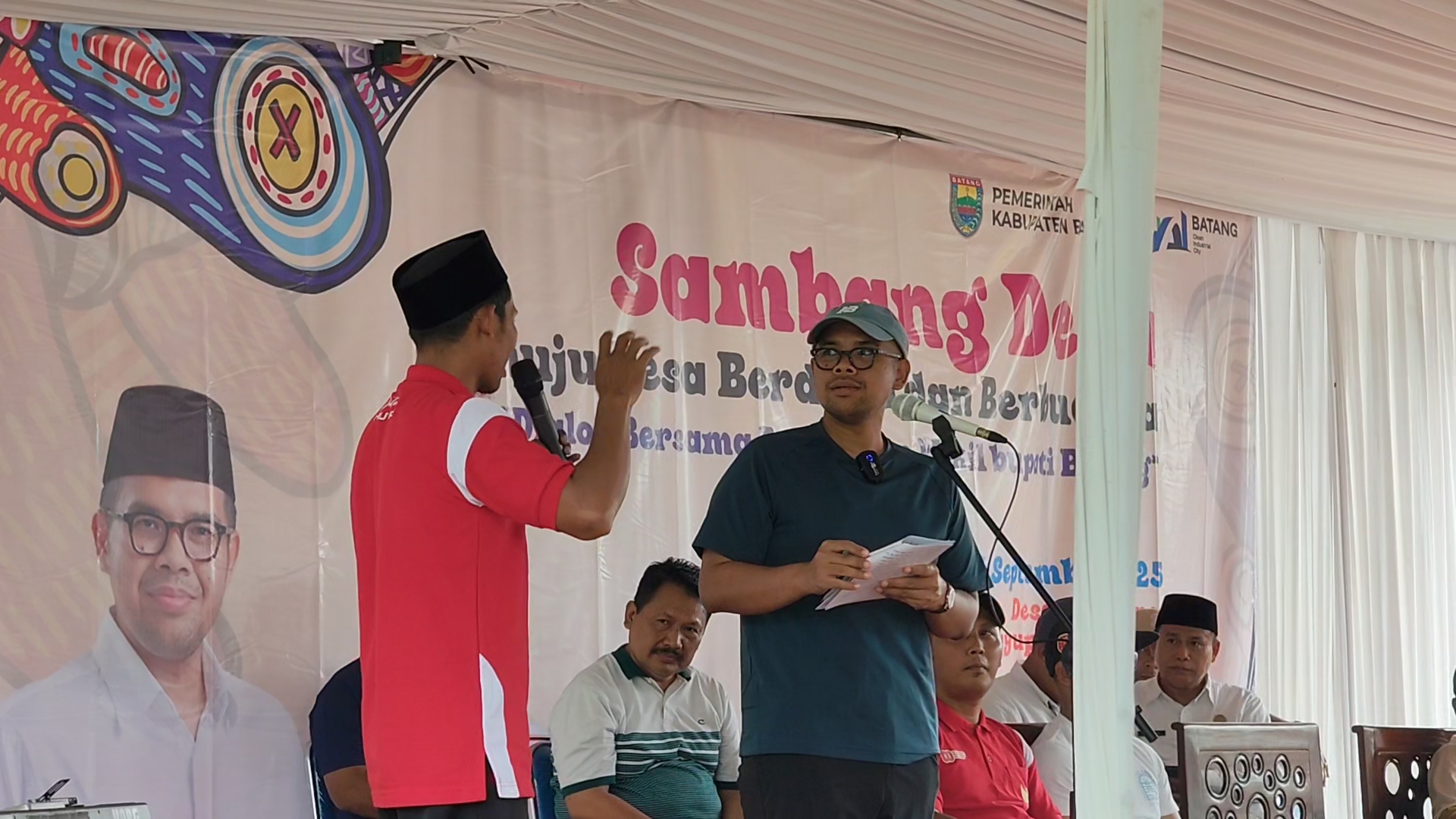 BERBINCANG: Bupati M Faiz Kurniawan saat berbincang dengan warga Desa Penundan, Kecamatan Banyuputih.