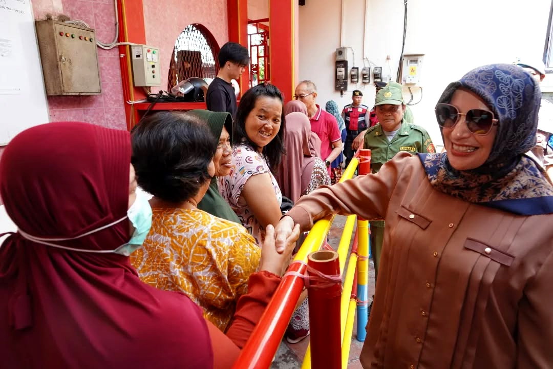 MENYAPA - Wawalkot Pekalongan Balgis saat menyapa warga, di Klenteng Po An Thian Kota Pekalongan, Minggu siang (14/9/2025).