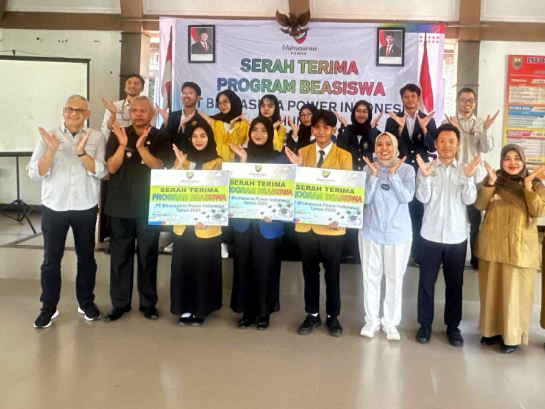 PRESTASI: Penyerahan beasiswa pada siswa berprestasi oleh PLTU Batang.