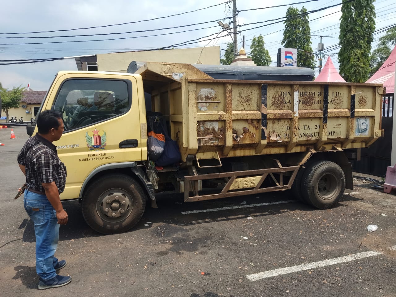 DIAMANKAN: Truk pengangkut sampah milik Dinas Perkim-LH Kabupaten Pekalongan diamankan ke Polres Pekalongan usai terlibat kecelakaan lalu lintas, Selasa (16/9/2025).