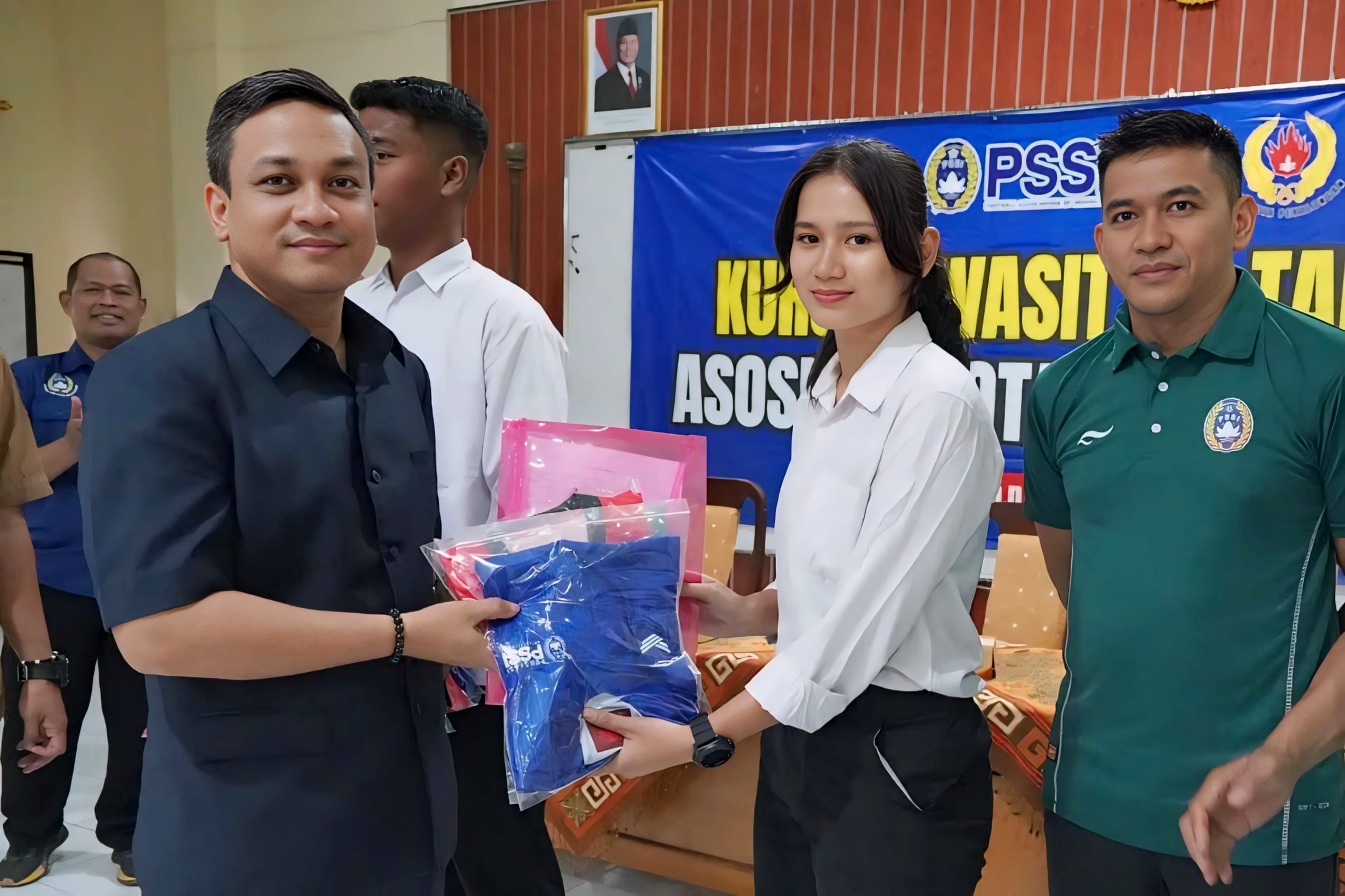 BUKA PELATIHAN - Walikota Pekalongan HA Afzan Arslan Djunaid saat membuka pelatihan wasit C3, di aula PKK Kota Pekalongan, Senin sore (15/9/2025).