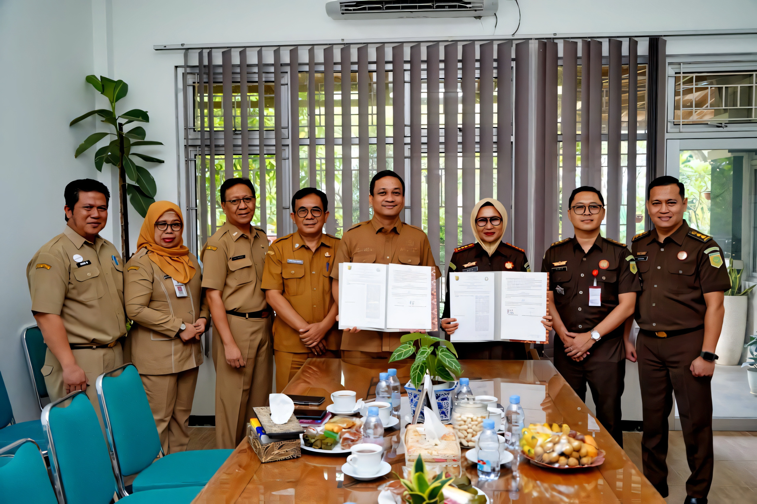 TUNJUKKAN &ndash; Walikota Pekalongan dan Kejari, tunjukkan nota kesepakatan, didampingi staf masing-masing, di di Ruang Rapat TAPD Gedung BPKAD, Selasa (16/9/2025)