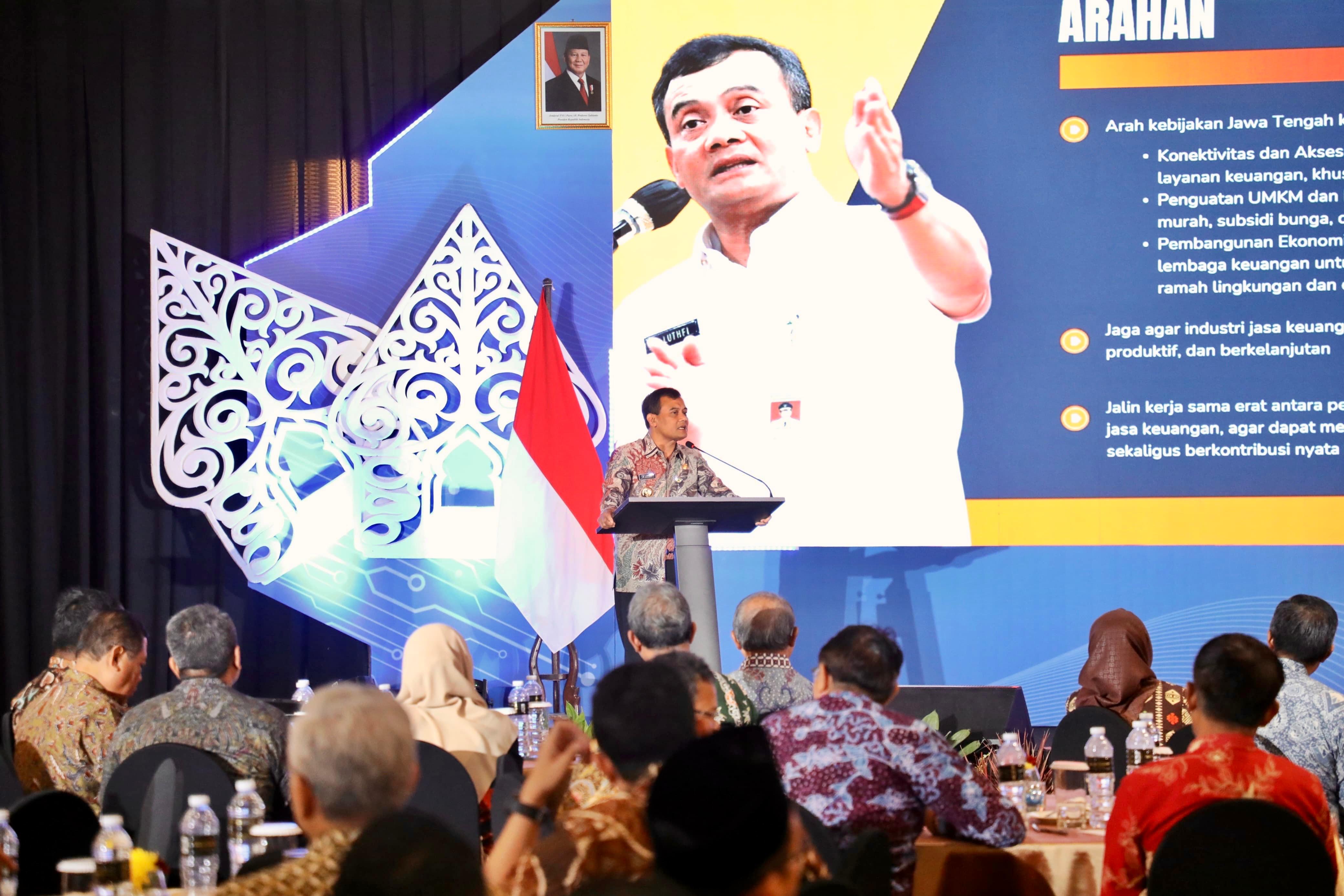 INDUSTRI KEUANGAN : Gubernur Jateng Ahmad Luthfi saat memberikan sambutan dalam acara evaluasi kinerja IJK Jateng Semester I di Hotel Gumaya, Kota Semarang, Selasa 16 September 2025.