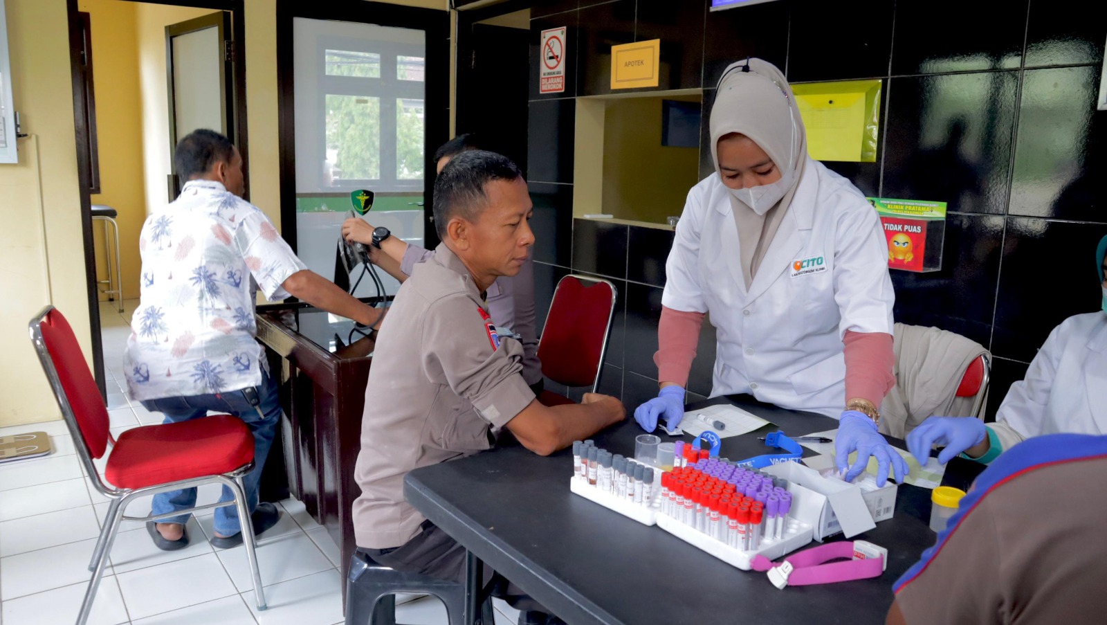 PROLANIS: Klinik Pratama Polres Pekalongan ketika menggelar pemeriksaan kesehatan dalam program Prolanis BPJS Kesehatan, Rabu (17/9/2025).