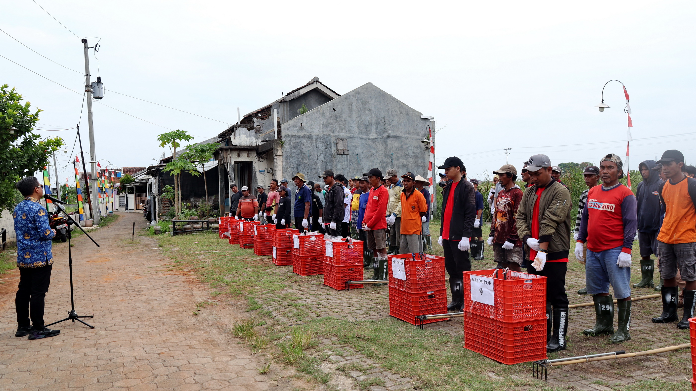 MOTIVASI - WaliKota Pekalongan, HA Afzan Arslan Djunaid, saat hadir langsung memberi semangat dan motivasi pekerja Padat Karya, di bantaran Sungai Meduri, para Rabu (17/9/2025).