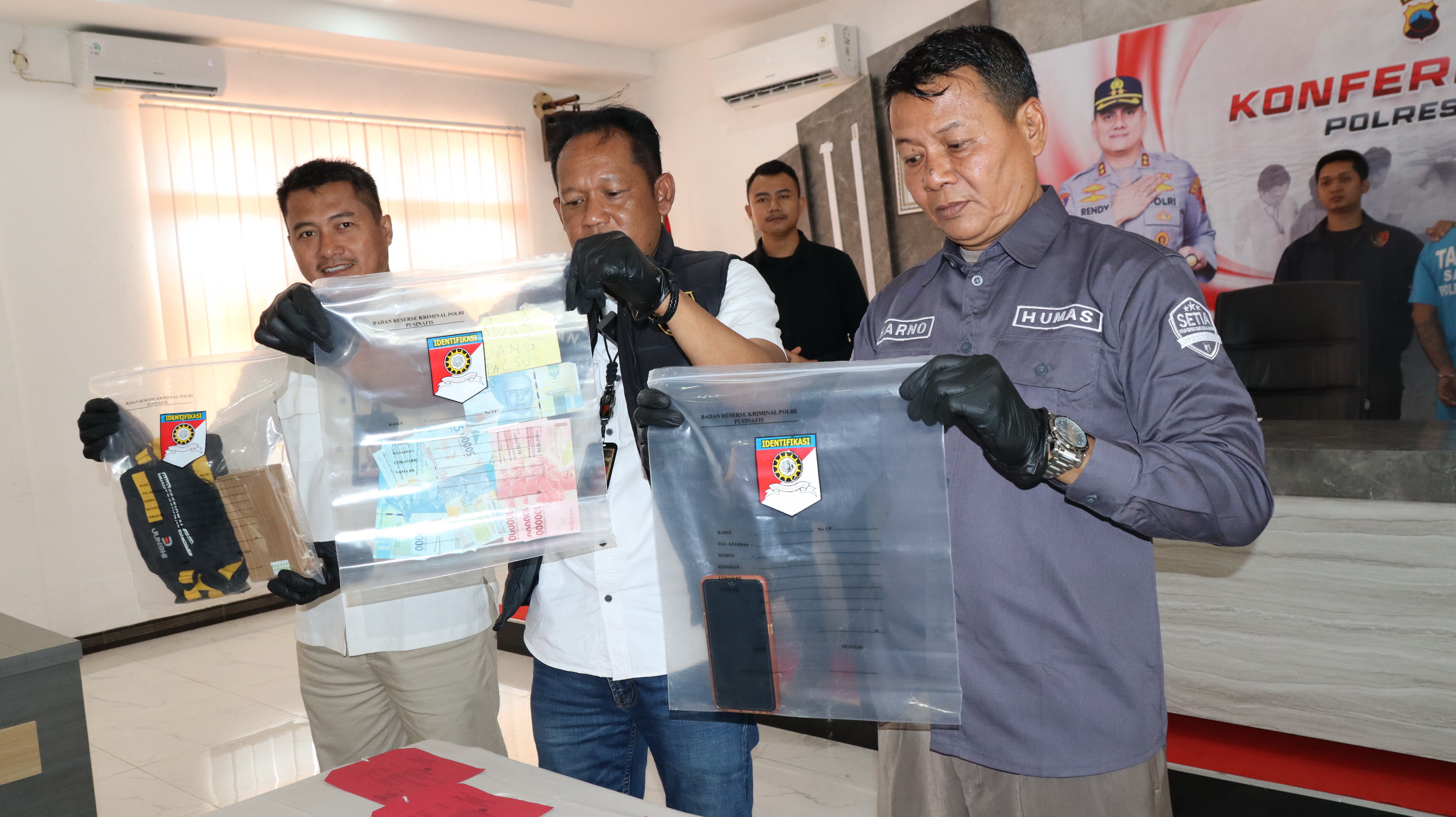 TUNJUKKAN BARANG BUKTI &ndash; Polres Pemalang dan Perwakilan BI, tunjukkan barnag bukti upal yang diamankan dari tersangka M, saat gelar kasus di Mapolres Pemalang, Rabu (17/9/2025).