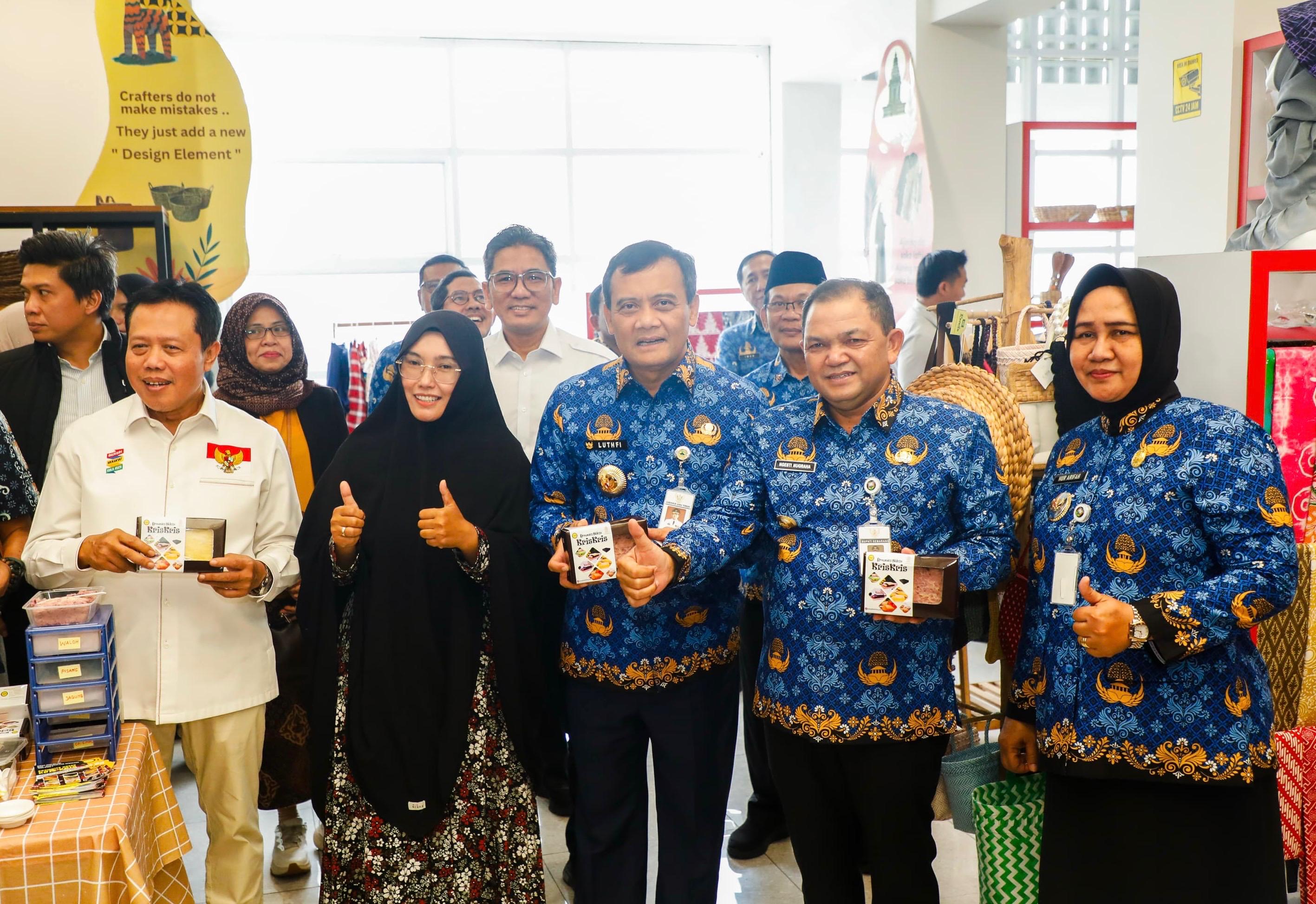 KUNJUNGAN KERJA : Gubernur Ahmad Luthfi saat mendampingi kunjungan kerja spesifik Anggota Komisi II DPR RI meninjau Mal Pelayanan Publik di Kabupaten Semarang, Rabu, 17 September 2025.