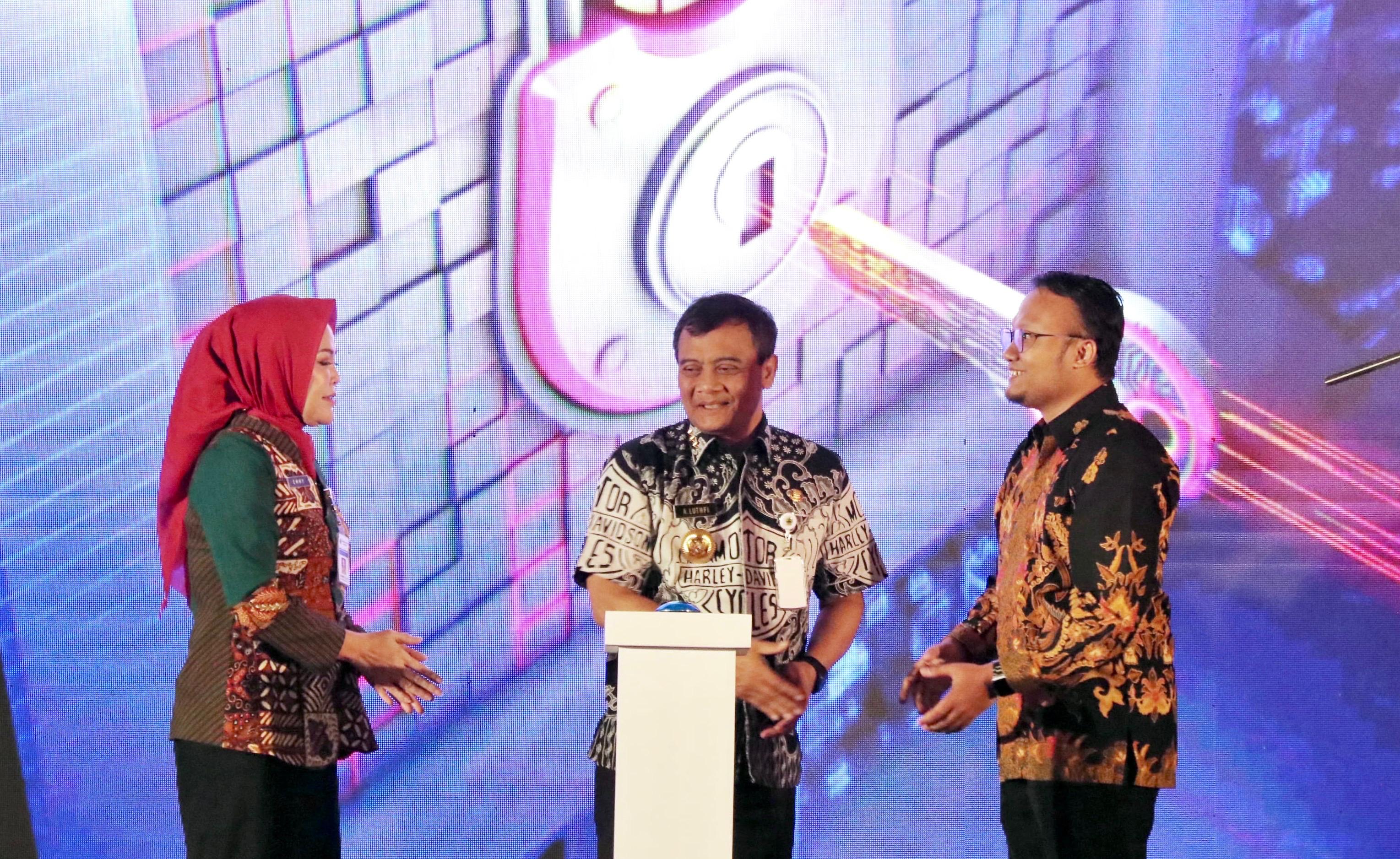 PROGRAM RENGGANIS : Gubernur Jateng Ahmad Luthfi meresmikan Program Rengganis Pintar dalam acara Jawa Tengah Green Industry 2025 di North Ballroom, Gumaya Tower Hotel, Kamis 18 September 2025.