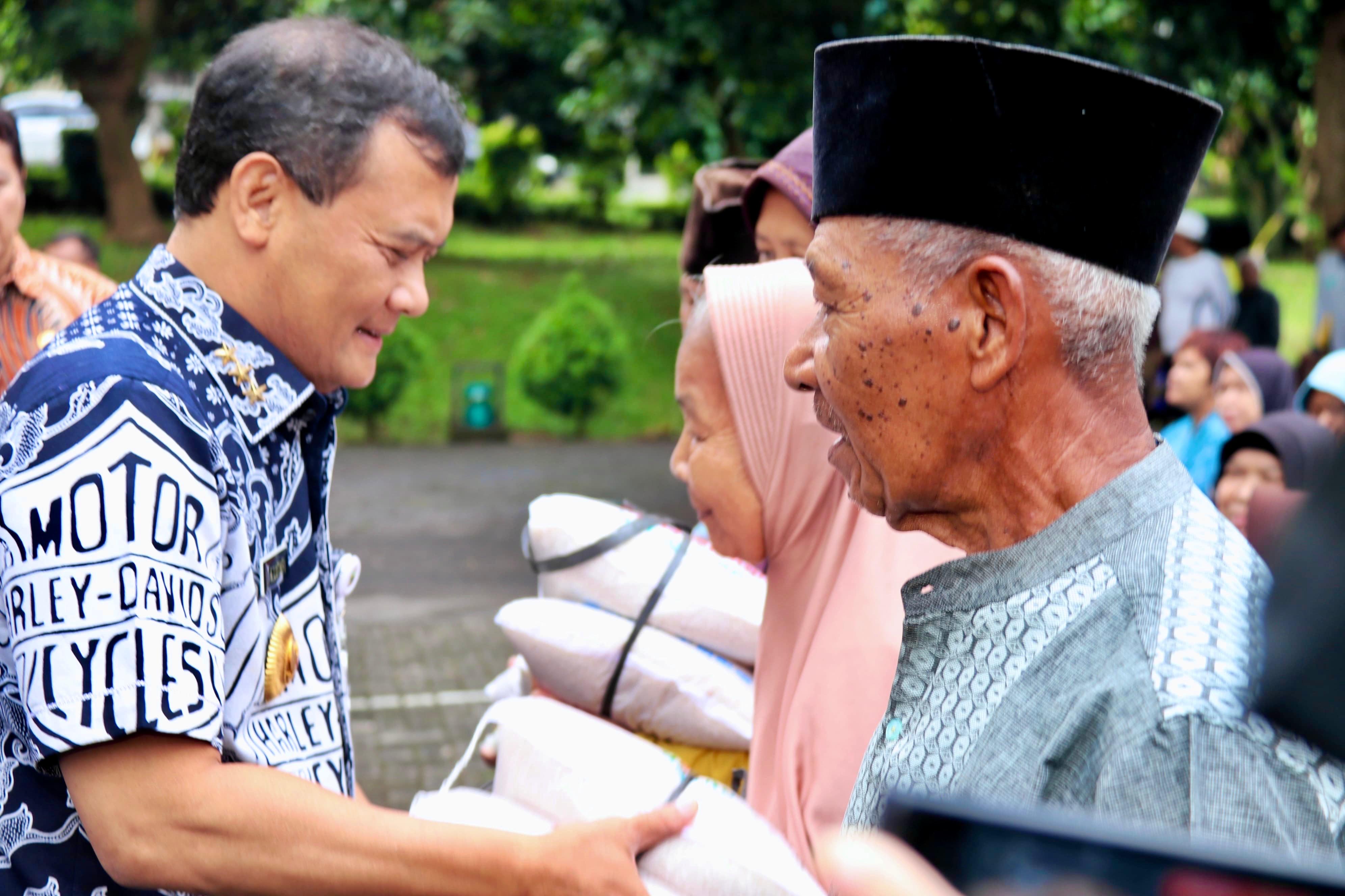 BERI BANTUAN : Gubernur Jateng Ahmad Luthfi menyerahkan bantuan beras untuk kelompok rentan di Kompleks Tarubudaya, Ungaran, Kabupaten Semarang, Kamis, 18 September 2025.