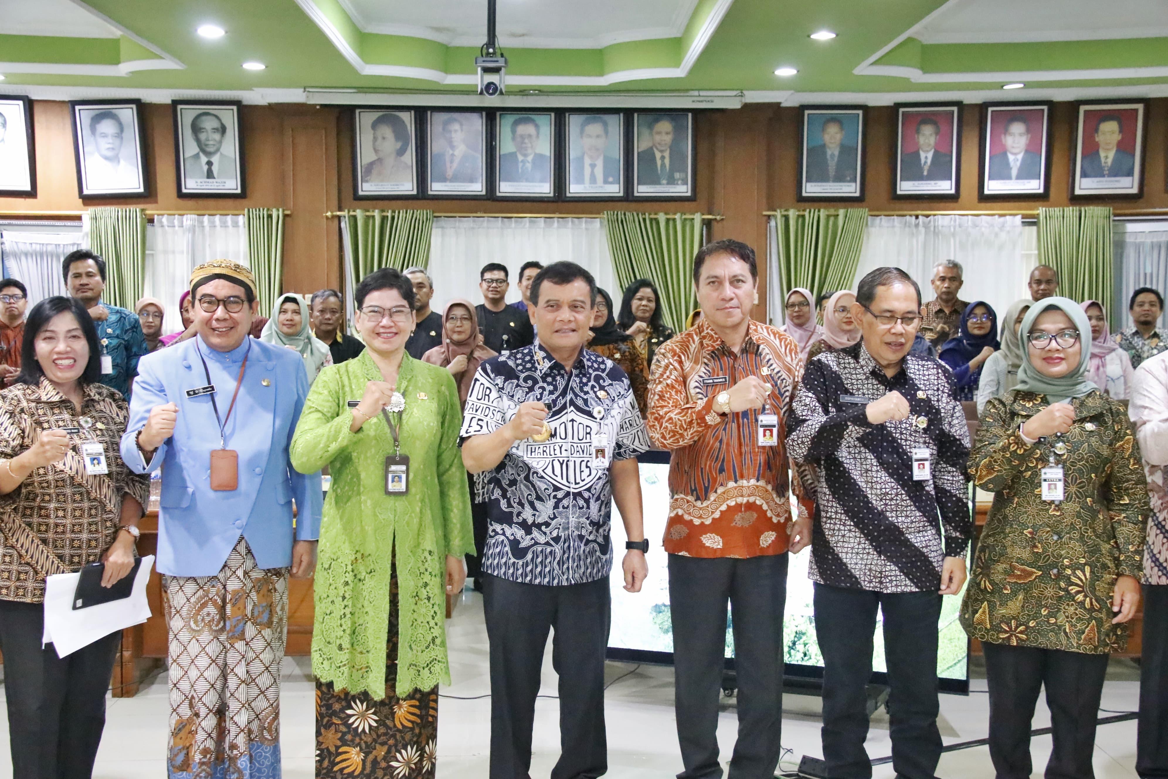 RAKOR : Gubernur Jateng Ahmad Luthfi saat rapat koordinasi bidang pertanian, perkebunan, dan ketahanan pangan di Tarubudaya, Ungaran, Kabupaten Semarang, Kamis 18 September 2025.