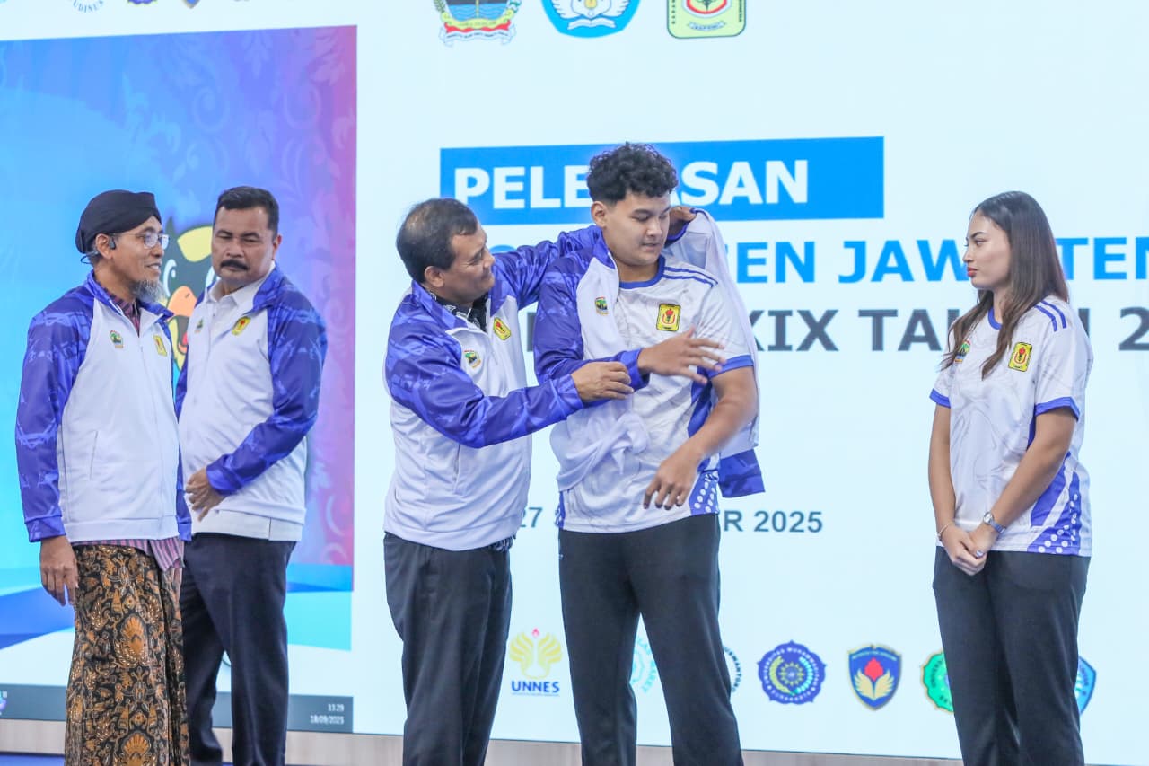 LEPAS ATLET POMNAS : Gubernur Jateng Ahmad Luthfi melepas ratusan kontingen Jateng untuk Pomnas XIX di Gradhika Bhakti Praja, Kamis, 18 September 2025.