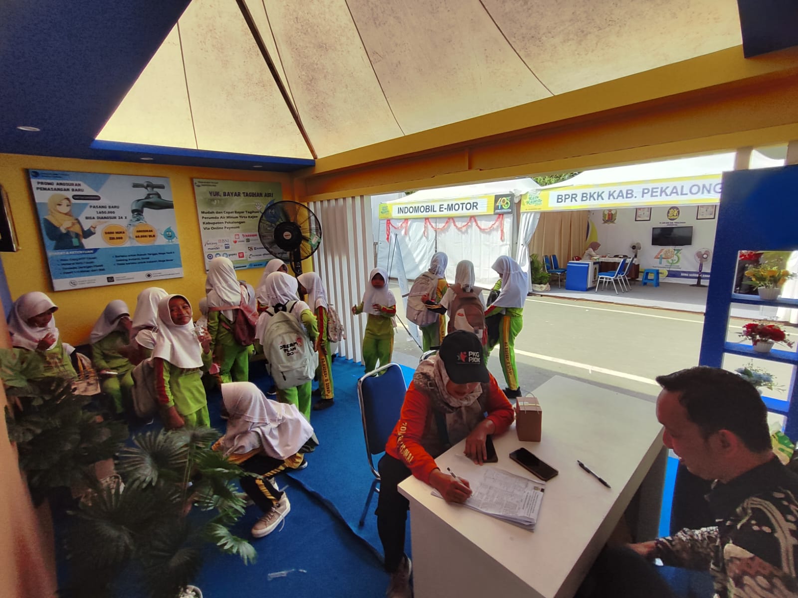 MENDEKAT KE MASYARAKAT: Tenda PDAM Tirta Kajen di PRK saat ramai dikunjungi anak sekolah.