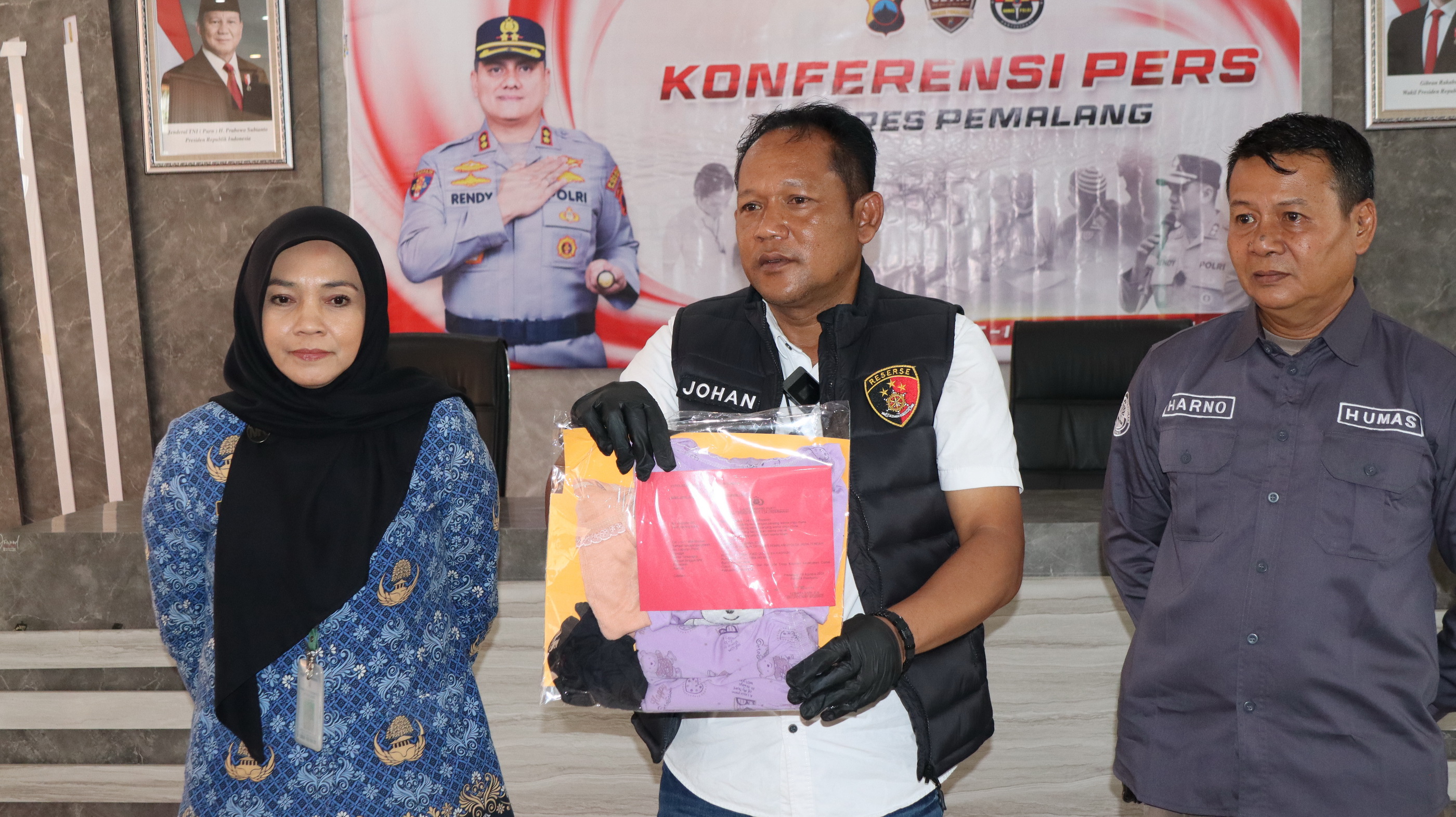 TUNJUKKAN - Kasatreskrim Polres Pemalang AKP Johan, Kabaghumas dan Kepala UPTD PPA Dinsos Pemalang Nursanti, tunjukan barang bukti kejahatan R, di Maolres Pemalang, Rabu (17/9/2025).
