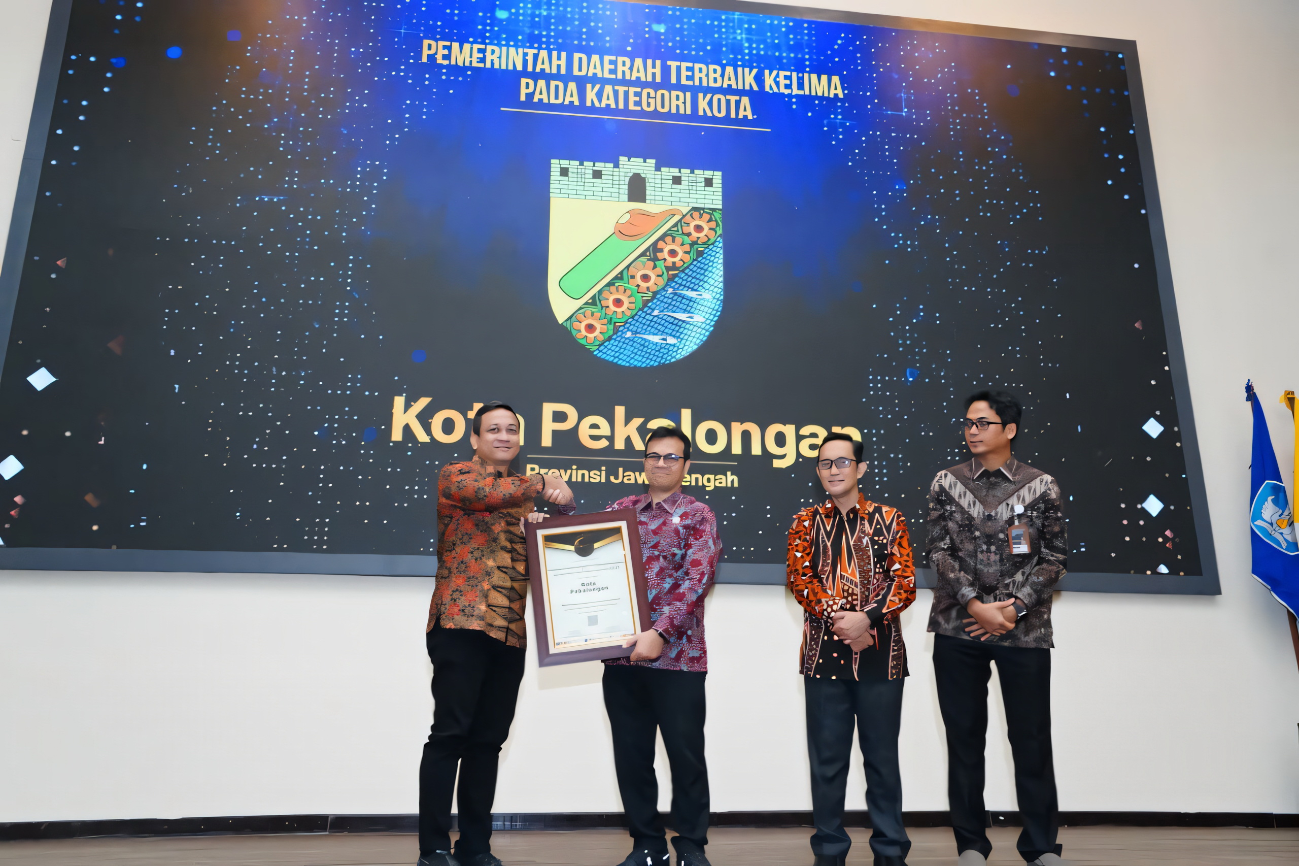 MENERIMA PENGHARGAAN - Wali Kota Pekalongan HA Afzan Arslan Djunaid saat menerima penghargaan GM DTGI di Auditorium Sukadji Ranuwihardjo, Magister Manajemen FEB UGM, Yogyakarta, Kamis (18/9/2025).