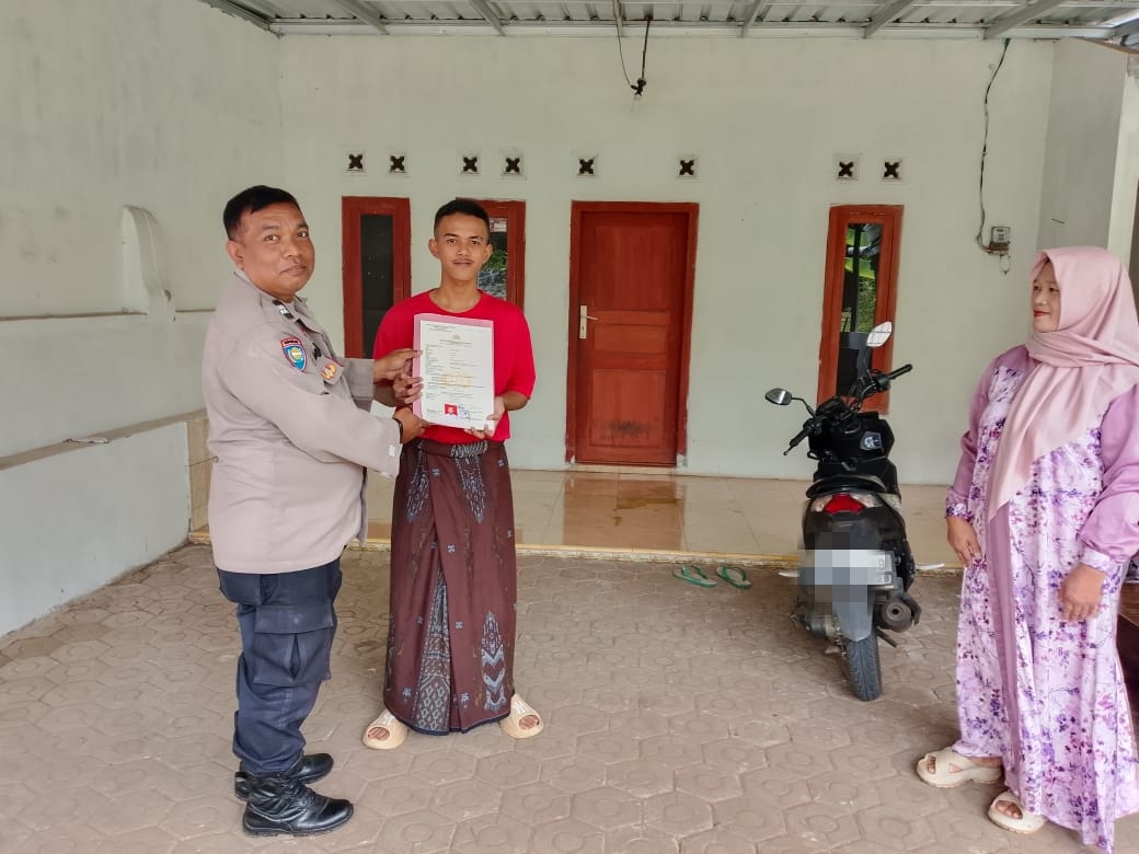 PELAYANAN: Petugas Polres Pekalongan saat mengantar SKCK ke rumah pemohon.