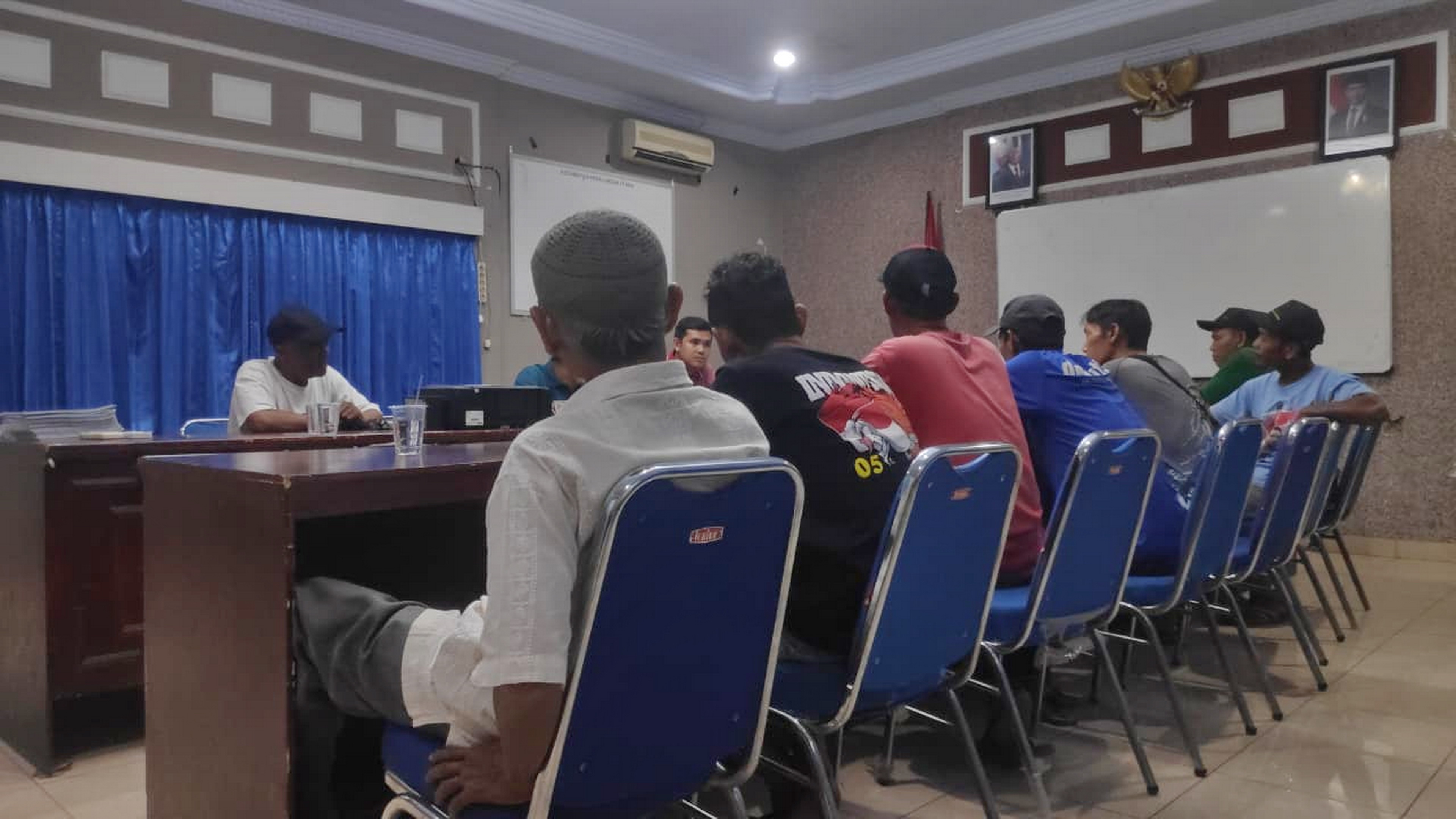 PERTEMUAN - Warga Pabean Pekalongan Utara, saat bertemu dengan manajemen Pema Tirtayasa, untuk keluhkan layanan air di kampung mereka yang macet sewulan ni, pada Jumat (19/9/2025).