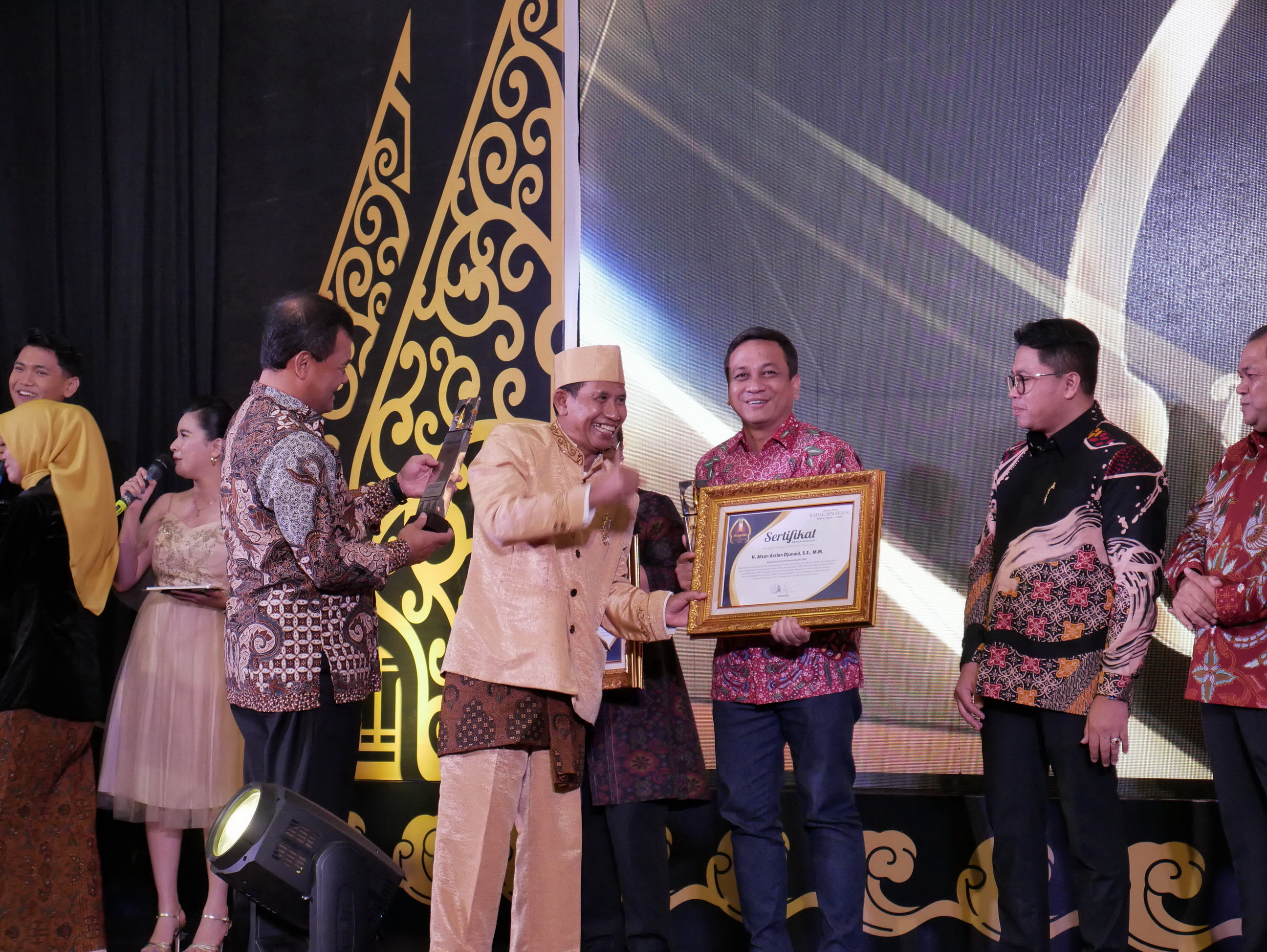 Wali Kota Pekalongan Afzan Arslan Djunaid raih Anugerah Radar Semarang 2025. Pada wawancara Minggu (21/9), ia buka suara soal Kakap Emas.