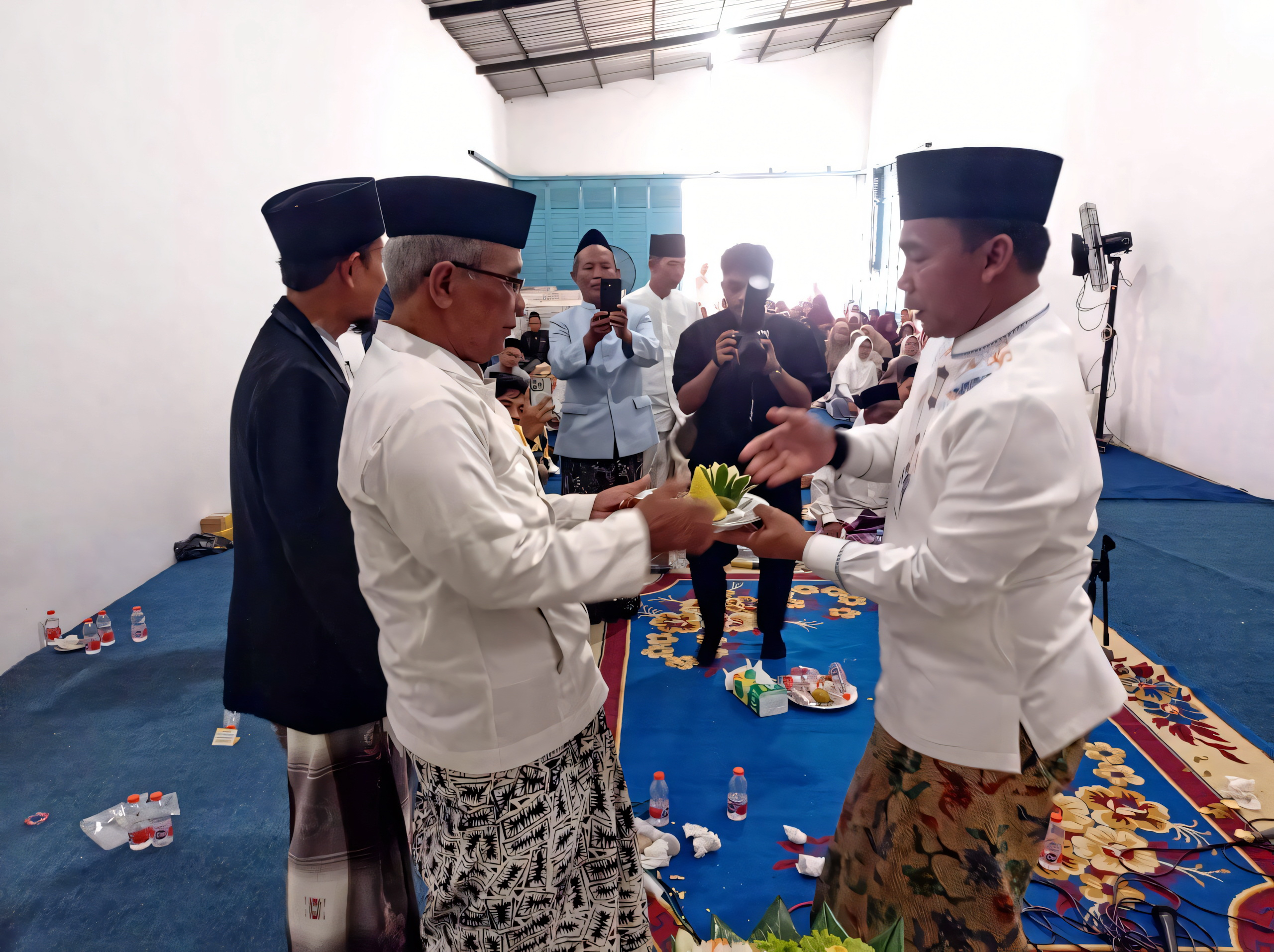 SERAHKAN - Wihaji secara simbolis menyerahkan tumpeng kepada penasehat Yayasan Kustantri Berkah Barokah H Luthfi Budi Utomo, Jumat sore (26/9/2025).