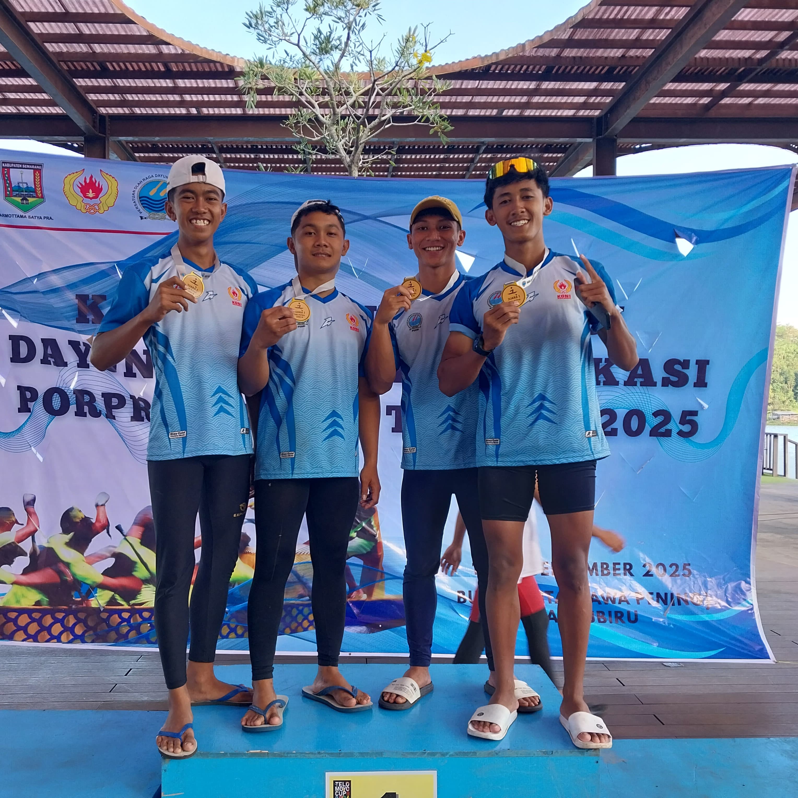 OLAHRAGA: Tim dayung Kabupaten Pekalongan saat selebrasi merayakan perolehan medali emas dan kepastian lolos ke Porprov Jateng 2026.