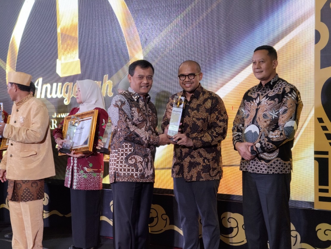 Bupati Batang M Faiz Kurniawan menerima penghargaan Jawa Pos Radar Semarang Award 2025 diberikan oleh Gubernur Jateng.