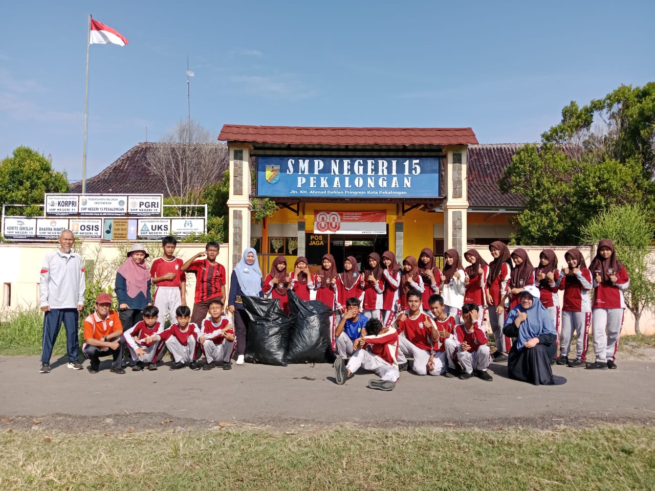 KOMPAK - Para siswa dan Guru SMP N 15 Pekalongan berfoto Bersama, usai bersikan sekolah an lingkungan sekiat,pada peringata WCD beberapa Waktu kemarin.