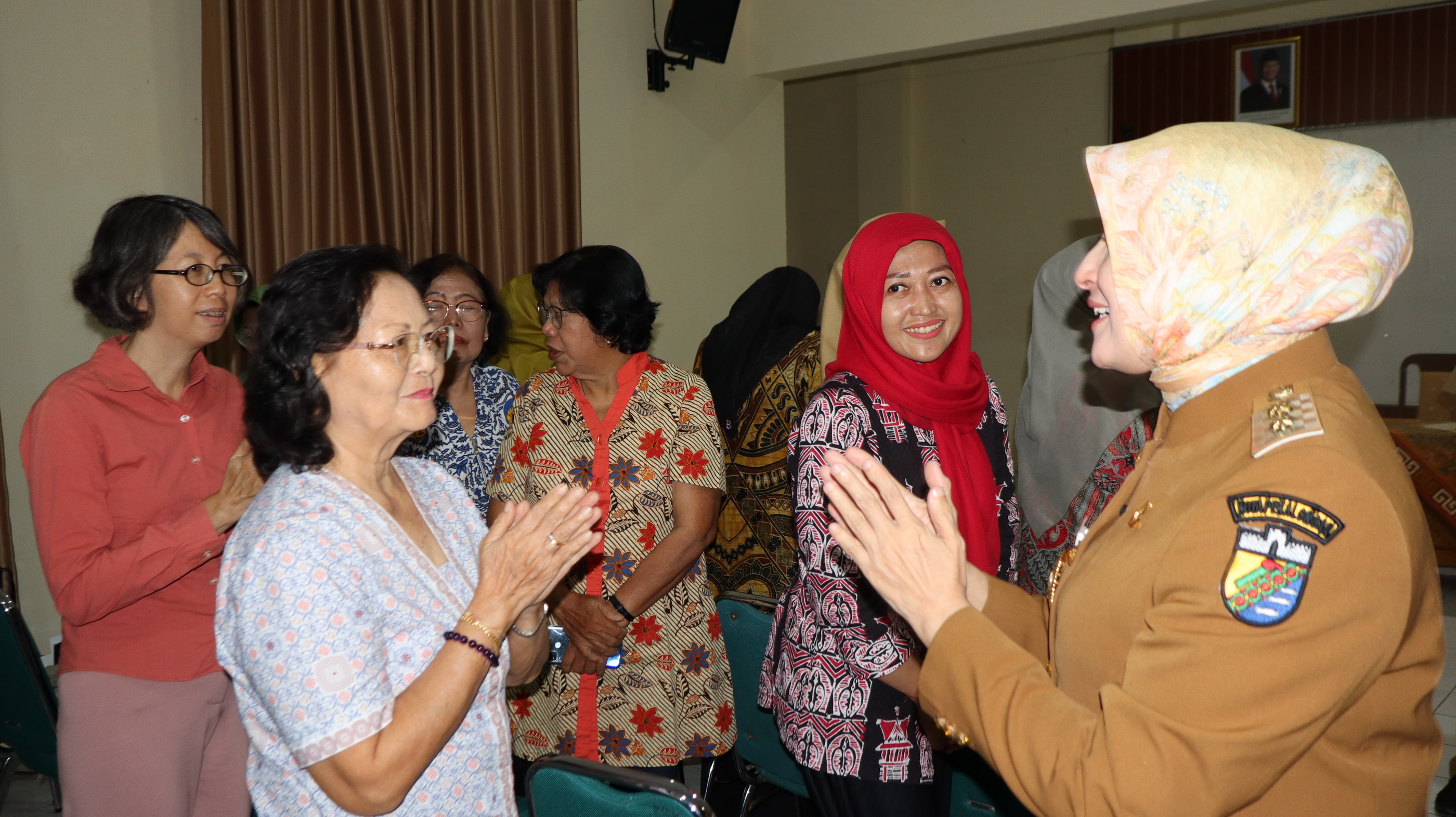 MENYAPA - Usai membuka rakor, Wakil Walikota Pekalongan Hj Balgis Diab menyapa peserta yang berasal dari lintas agama dan stakeholder terkait, di Gedung pertemuan TP PKK, Selasa (23/9/2025).