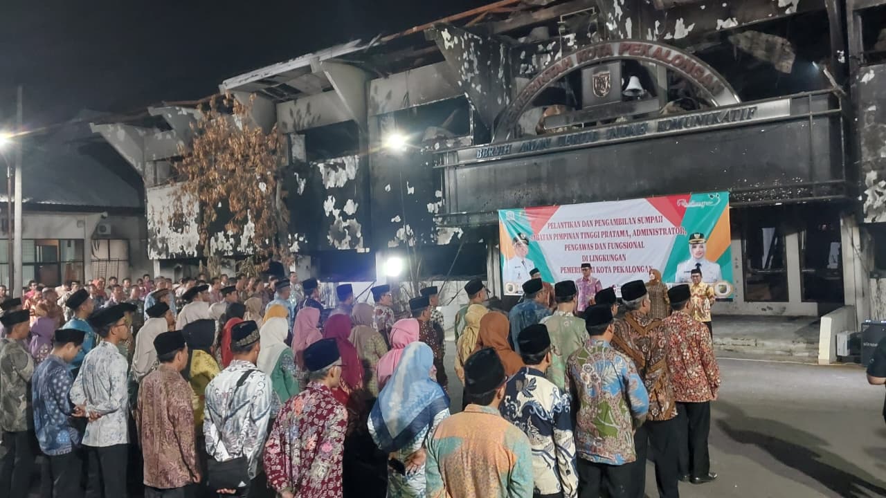 LANTIK - Wali Kota Pekalongan, HA Afzan Arslan Djunaid saat melantik pejabat baru di lingkup Pemkot Pekalongan, di halaman Setda setempat yang bangunannya sudah jadi puing, Senin malam (22/9/2025).