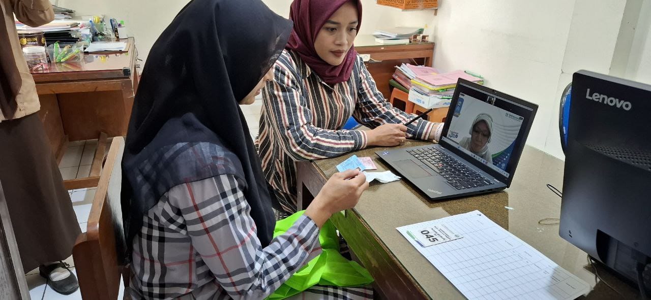 DIGITALISASI LAYANAN : Peserta JKN mengakses VIOLA. (DOK BPJS KESEHATAN CABANG MAGELANG)