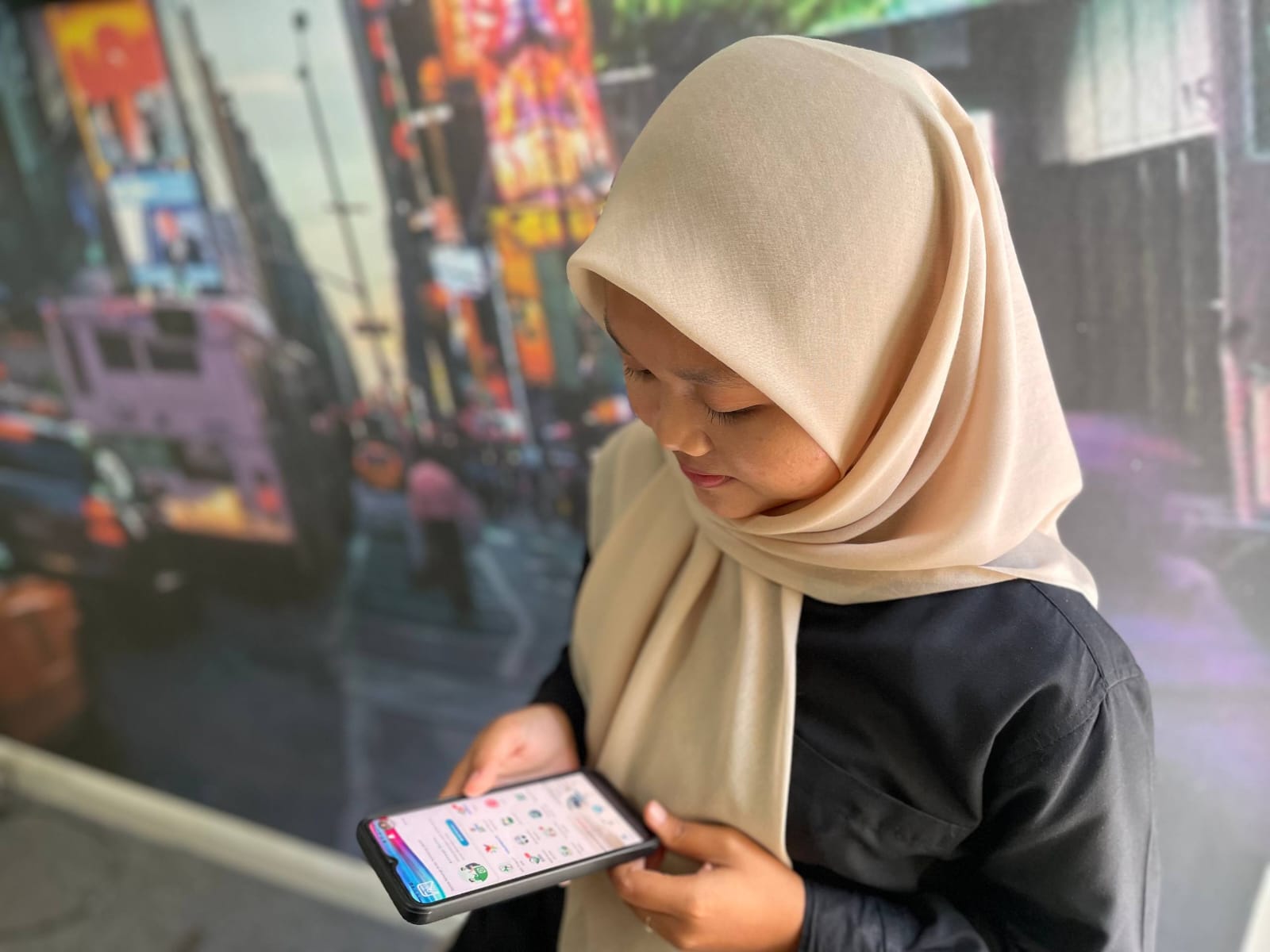 KEMUDAHAN LAYANAN : Peserta JKN mengakses aplikasi Mobile JKN.
