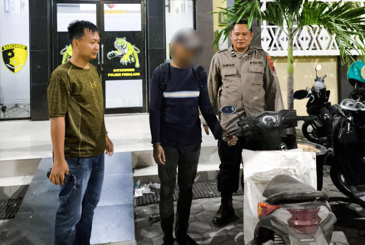 DIAMANKAN - Nampak maling SUTET saat diamankan petugas dari Porles Pemalang, usai ketahuan mencuri plang PLN, Selasa (23/9/2025).
