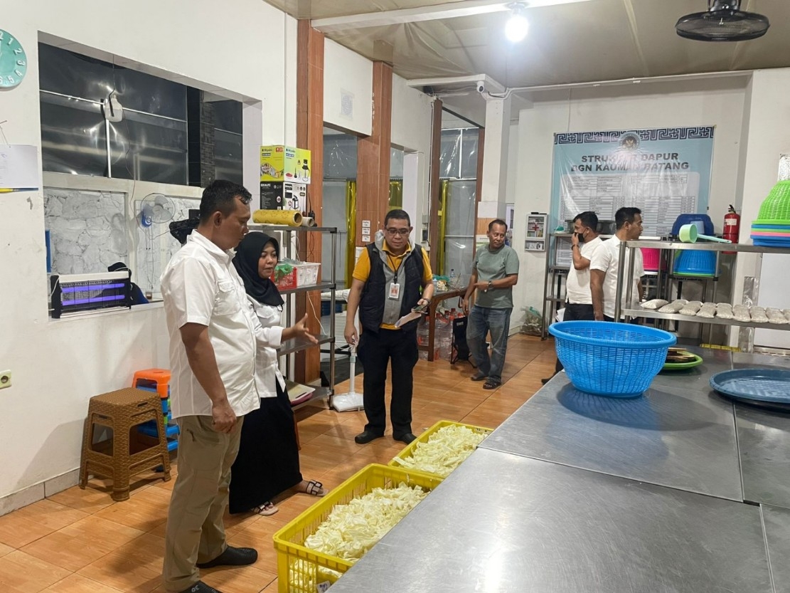 SIDAK: Suasana saat sidak oleh aparat kepolisian di dapur MBG Kauman Batang.