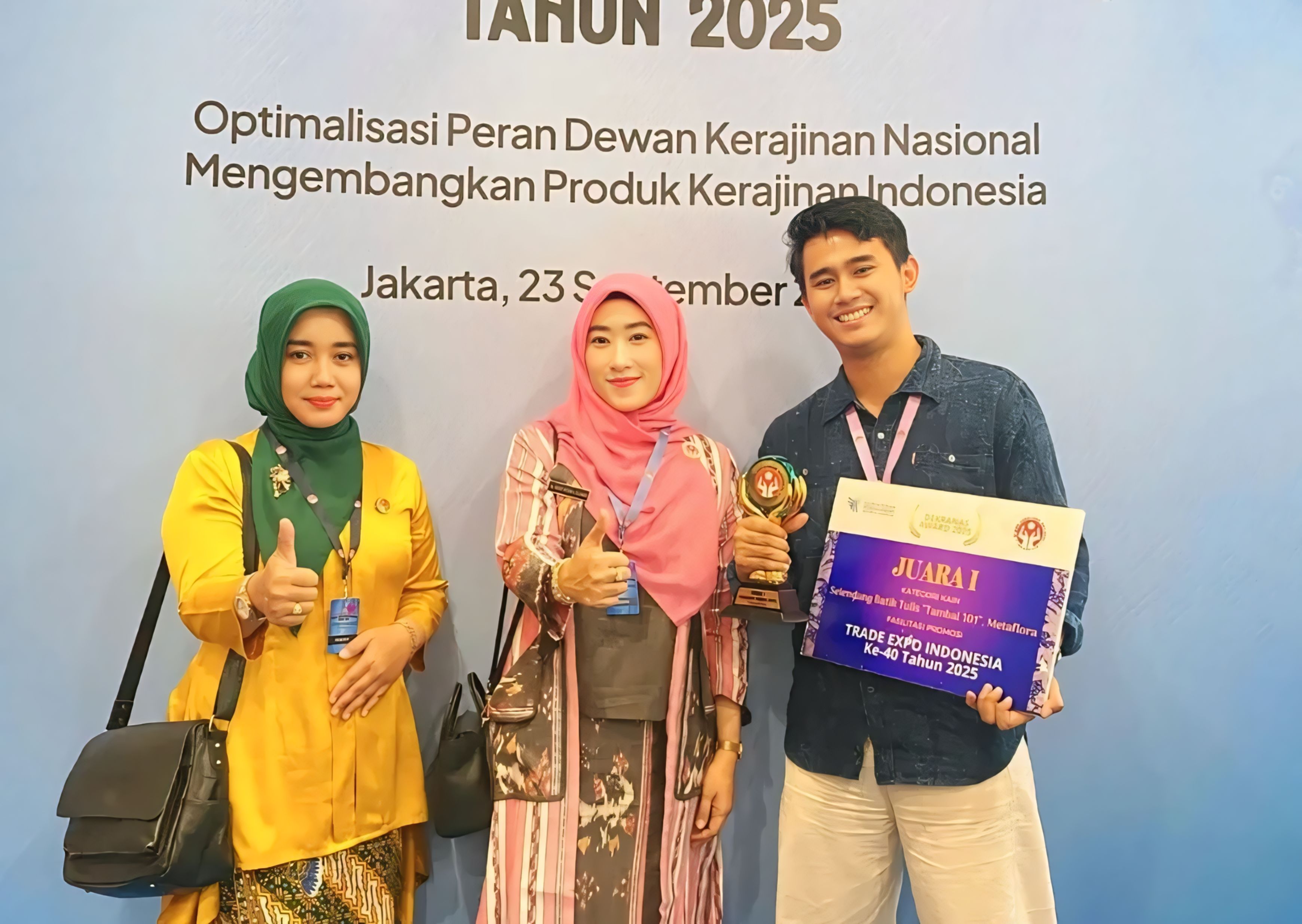 MENANG - Owner Batik Metaflora dan Ketua TP PKK Kota&nbsp;Pekalongan Inggit Soraya, usai menerima piala, di Jakarta&nbsp;Selasa (23/9/2025) kemarin.