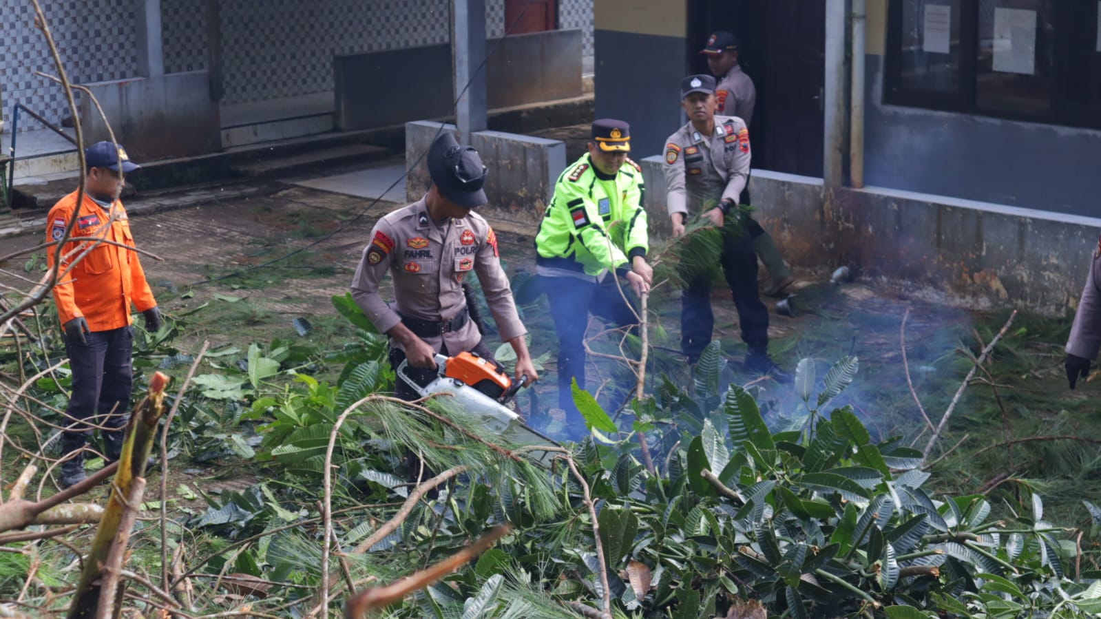 PASCABENCANA: Warga, relawan, dan kepolisian, berjibaku membersihkan puing-puing pascabencana angin kencang di Petungkriyono, Kabupaten Pekalongan, Kamis (25/9/2025).