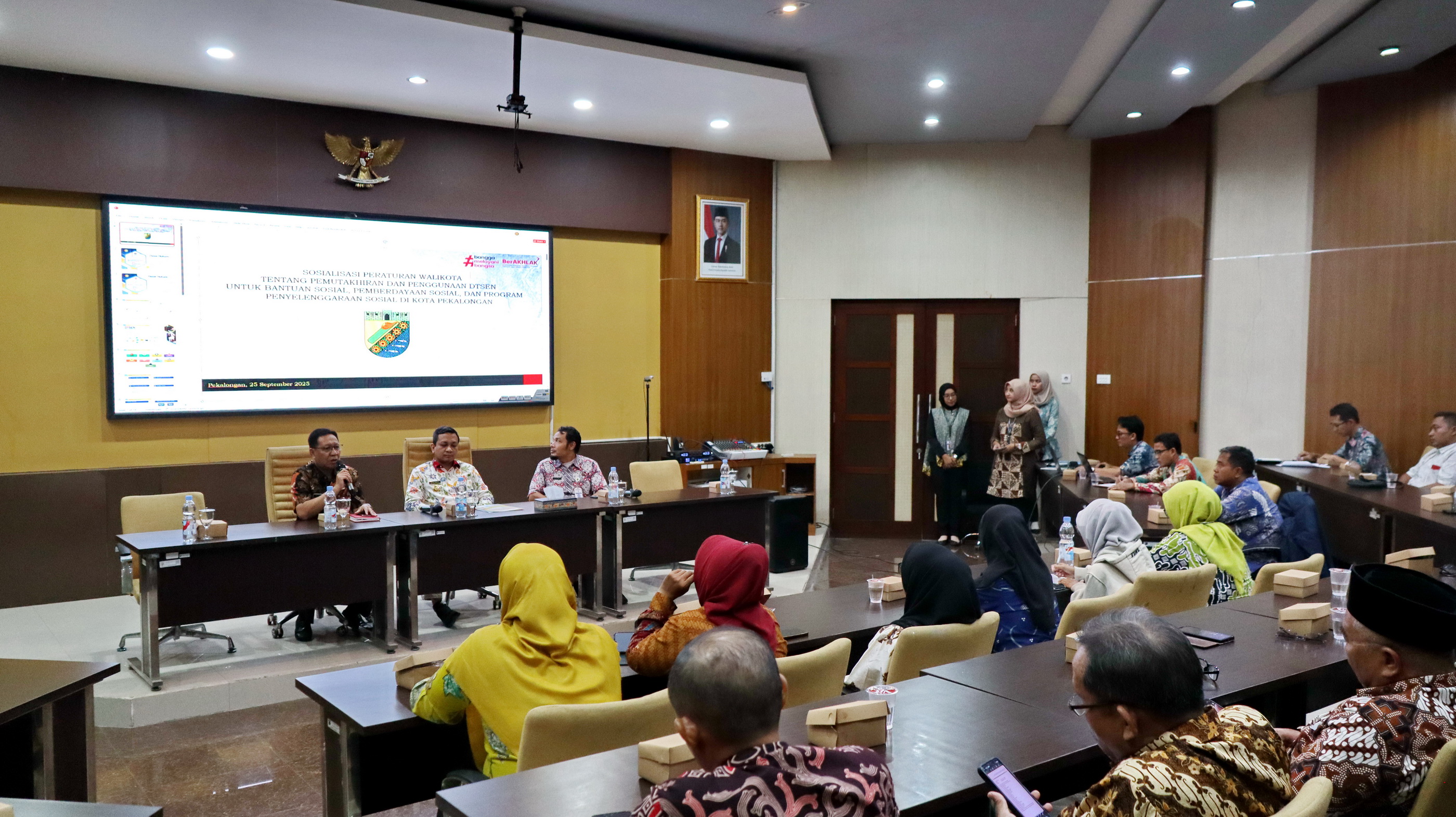 SOSIALISASI -&nbsp;Dinsos-P2KB dan Walikota Kota Pekalongan&nbsp;saat sosialisasi DTSEN&nbsp;di Ruang Buketan Setda, Kamis (25/9/2025).