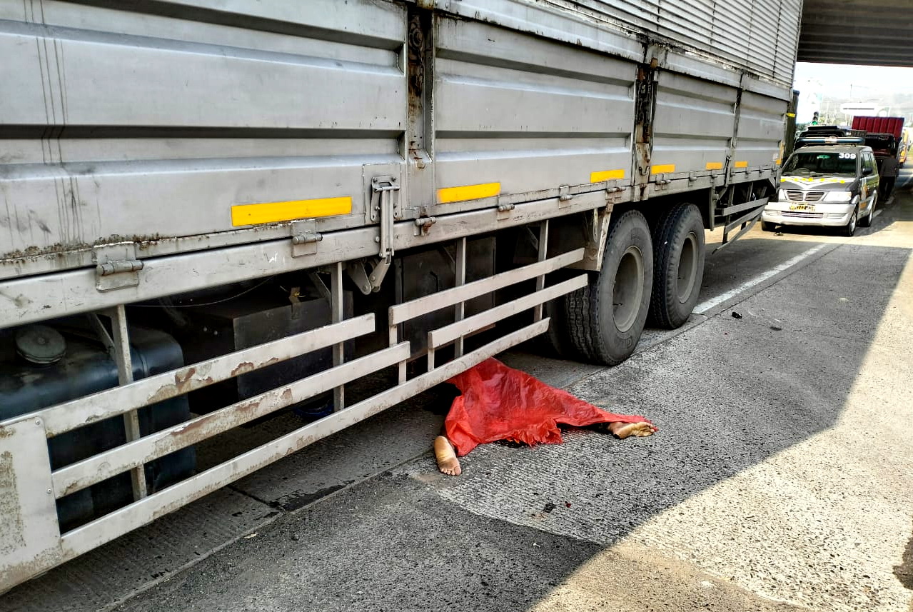 TERLINDAS - Pengendara motor yang terlindas di jalur pantura Gringsing, sesaat sebelum dievakuasi, Kamis (25/9/2025).