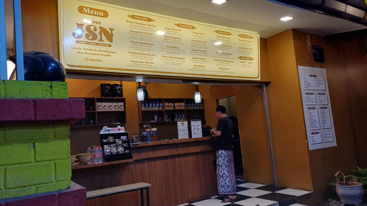 MINUMAN SEHAT : Wedang rempah di Depot JSN menyediakan aneka minuman tradisioanal yang kekinian namun tetap menyehatkan.