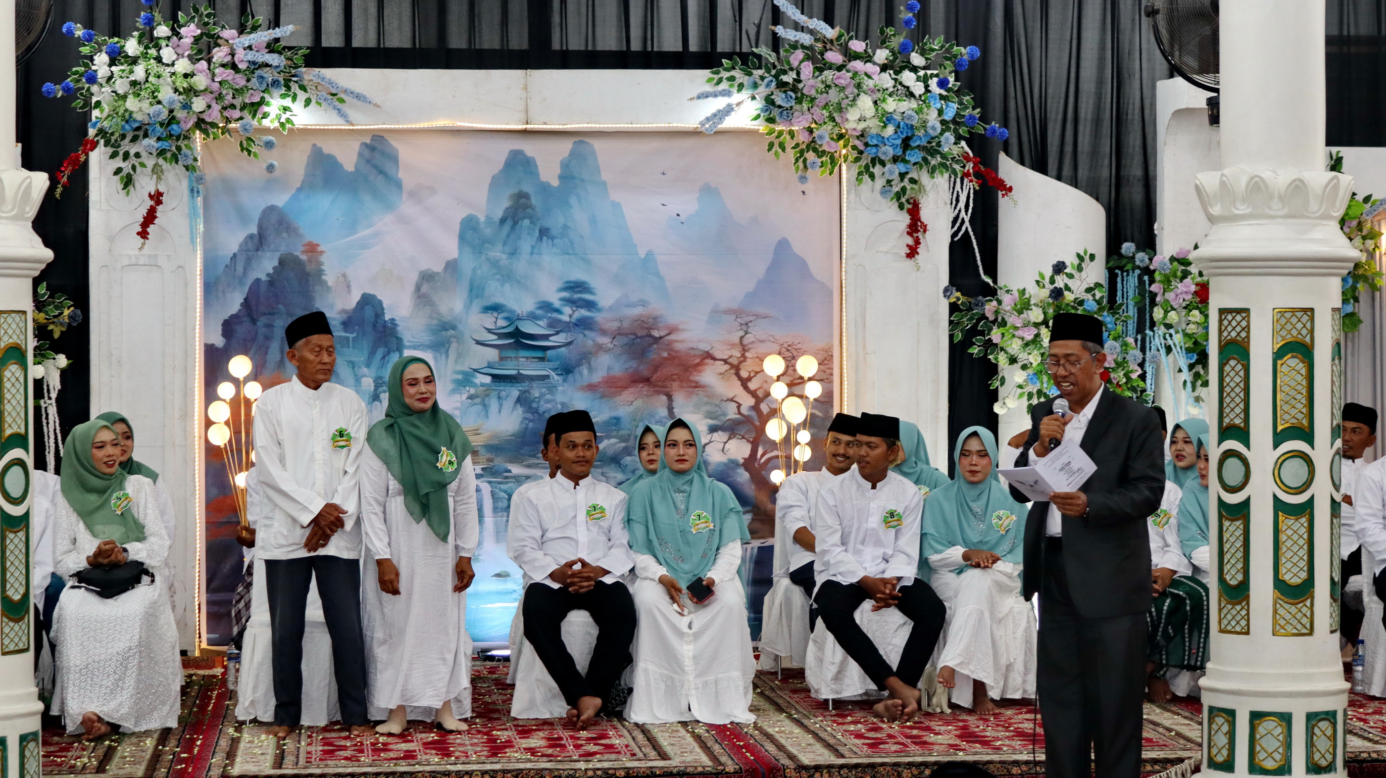 PERKENALKAN - Koordinator Nikah Maulid Kanzus 2025, saat memperkenalkan pasangan pengantin tertua, usai&nbsp;ijab kabul di gedung Kanzus Sholawat, Jumat (26/9/2025).