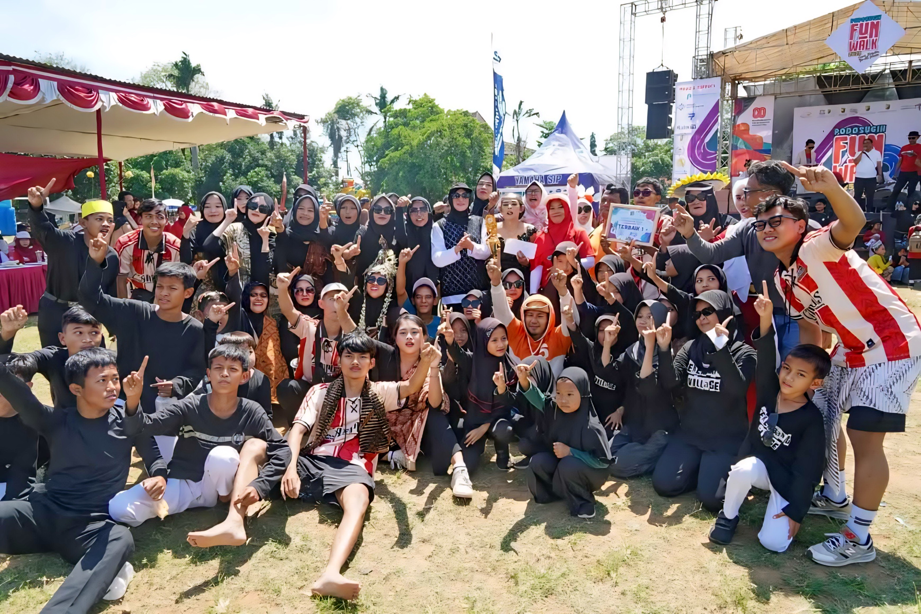 MERIAH - Wakil WaliKota Pekalongan Balgis Diab saat berfoto bersama denga peserta PFW, di lapangan Mataram, Kelurahan Podosugih, Pekalongan Barat, Minggu (28/9/2025).