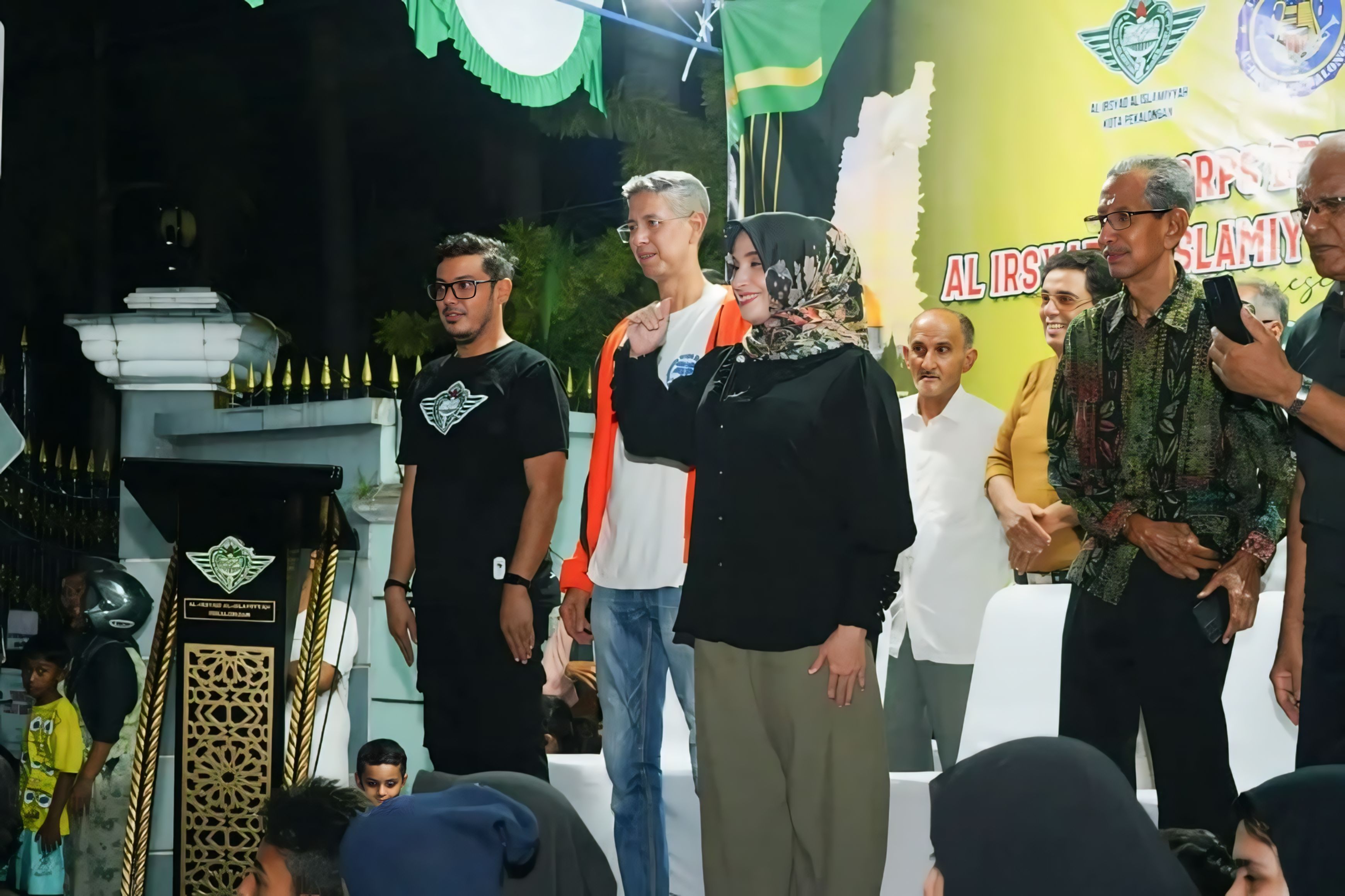 BERI SEMANGAT - Wakil WaliKota Pekalongan Hj Balgis Diab saat beri semangat kepada&nbsp;peserta parade drumband di panggung kehormatan, Sabtu malam (27/9/2025).&nbsp;