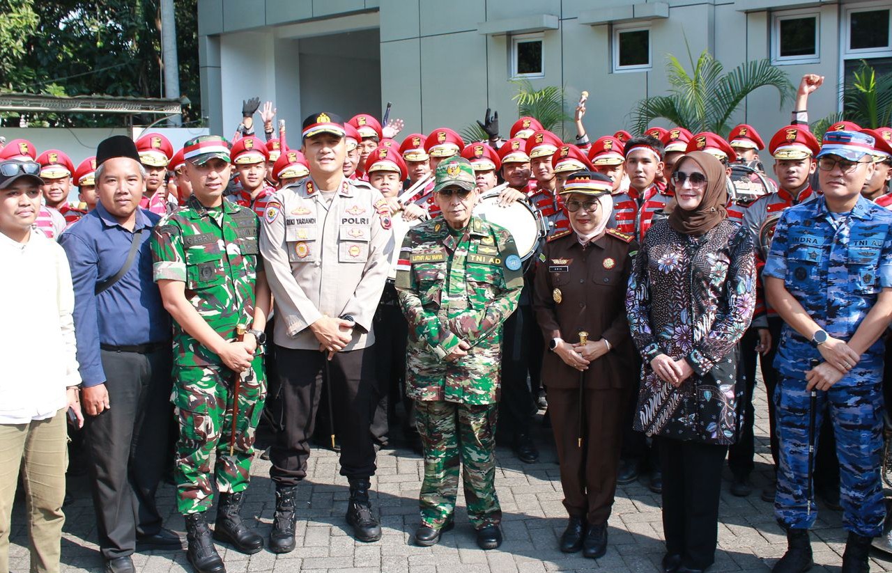 Maulana Habib Muhammad Luthfi bin Ali bin Yahya bersama Letjen TNI Marinir (Purn) Suhartono, M.Tr. (Han), di sela ikrar NKRI saat Apel Merah Putih.