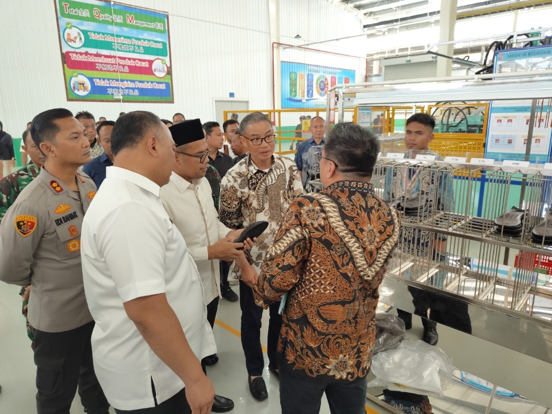 PRODUKSI: Bupati Batang M Faiz Kurniawan saat meninjau produksi sol sepatu di dalam pabrik.