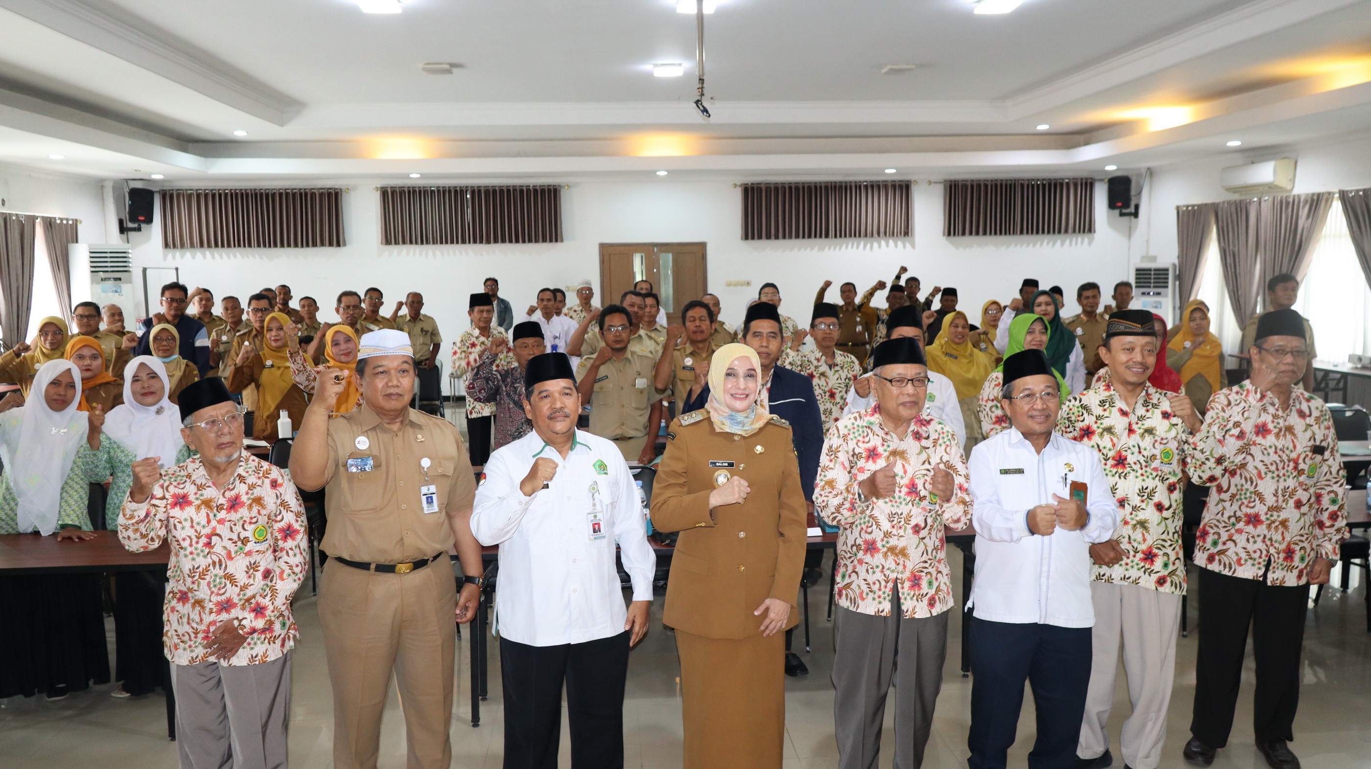 KOMPAK - Tim BP4, Kemenag dan Wakil Walikota Pekalongan saat berfoto bersama, usai membuka Musda BP4, di Aula Bapperida, Senin (29/9/2025).