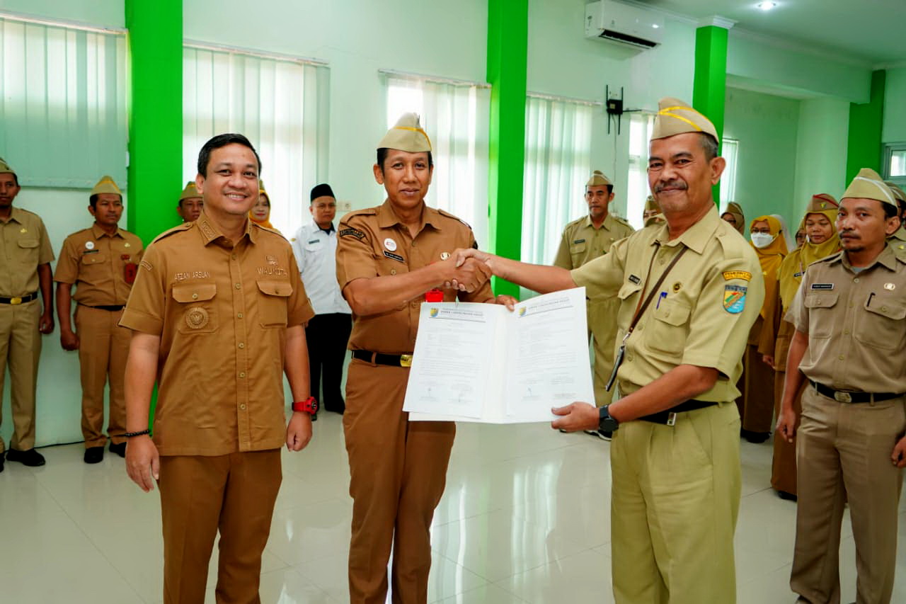 SERAHKAN - Walikota Pekalongan HA Afzan Arslan Djunaid saat menghadiri sertijab Kepala DLH yang baru, di kantor setempat, Senin (29/9/2025).