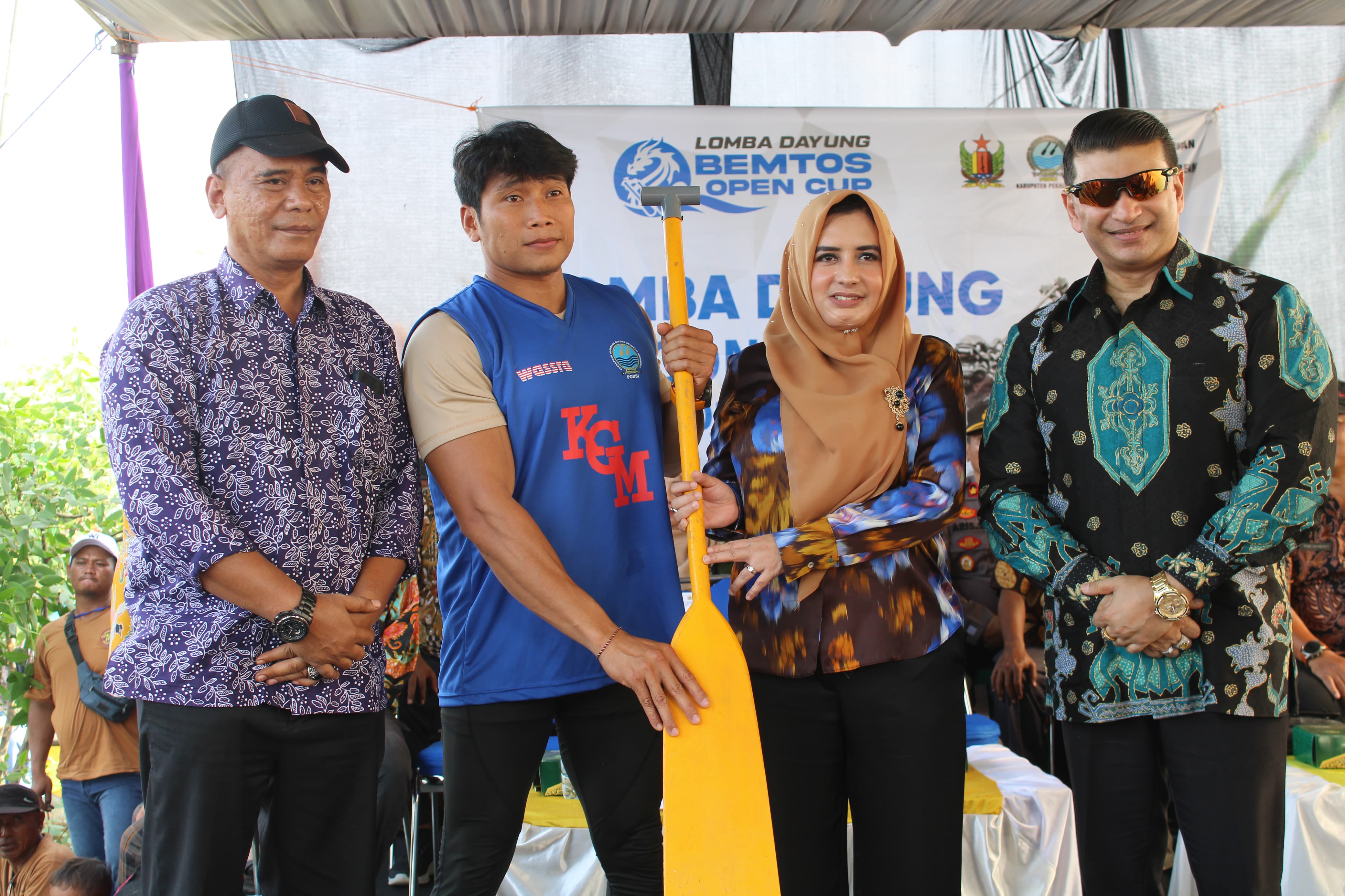 GENJOT PRESTASI: Bupati Pekalongan Fadia Arafiq saat menyerahkan bantuan perlengkapan latihan untuk tim dayung secara simbolis.